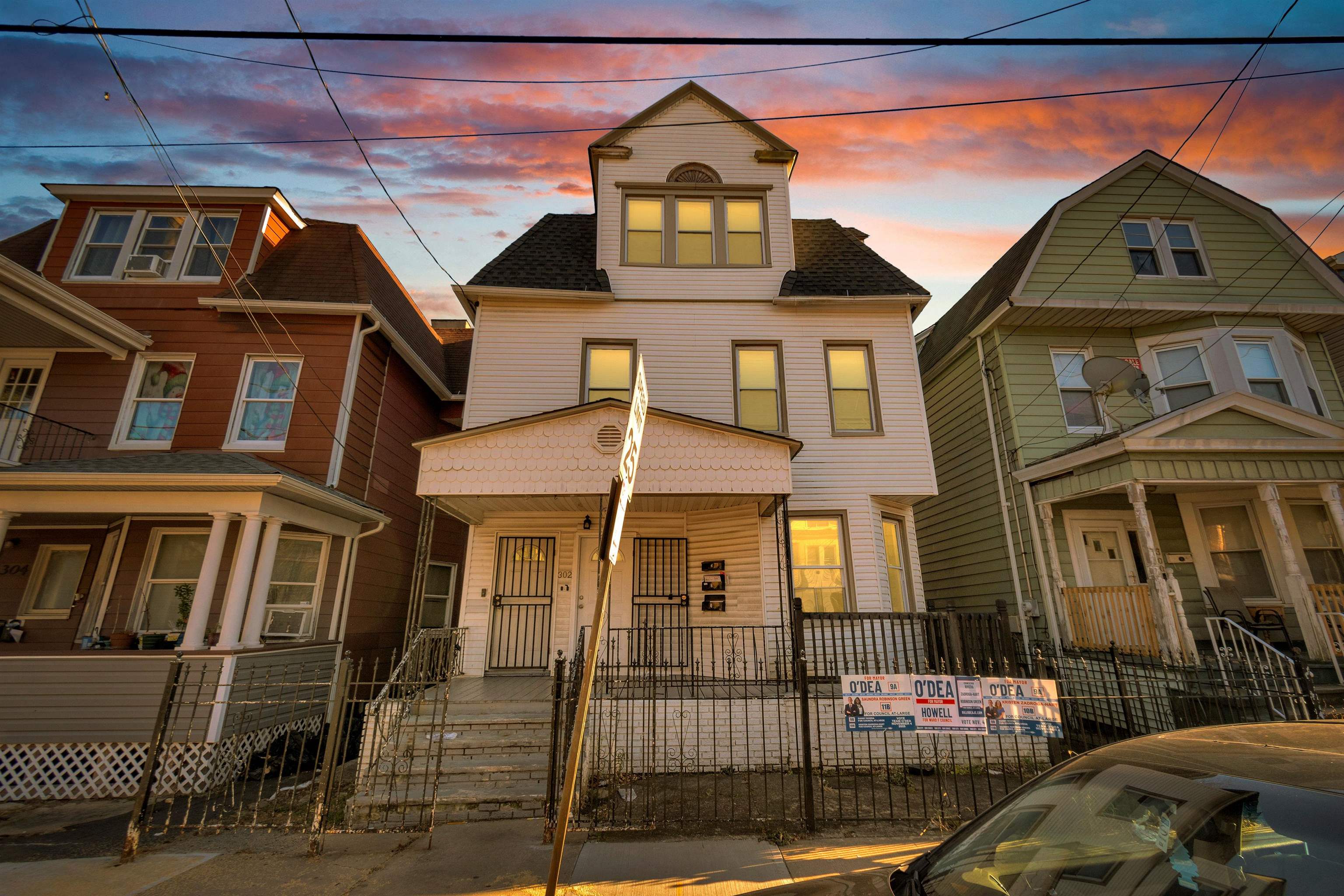 302 ARLINGTON AVE - Photo 1