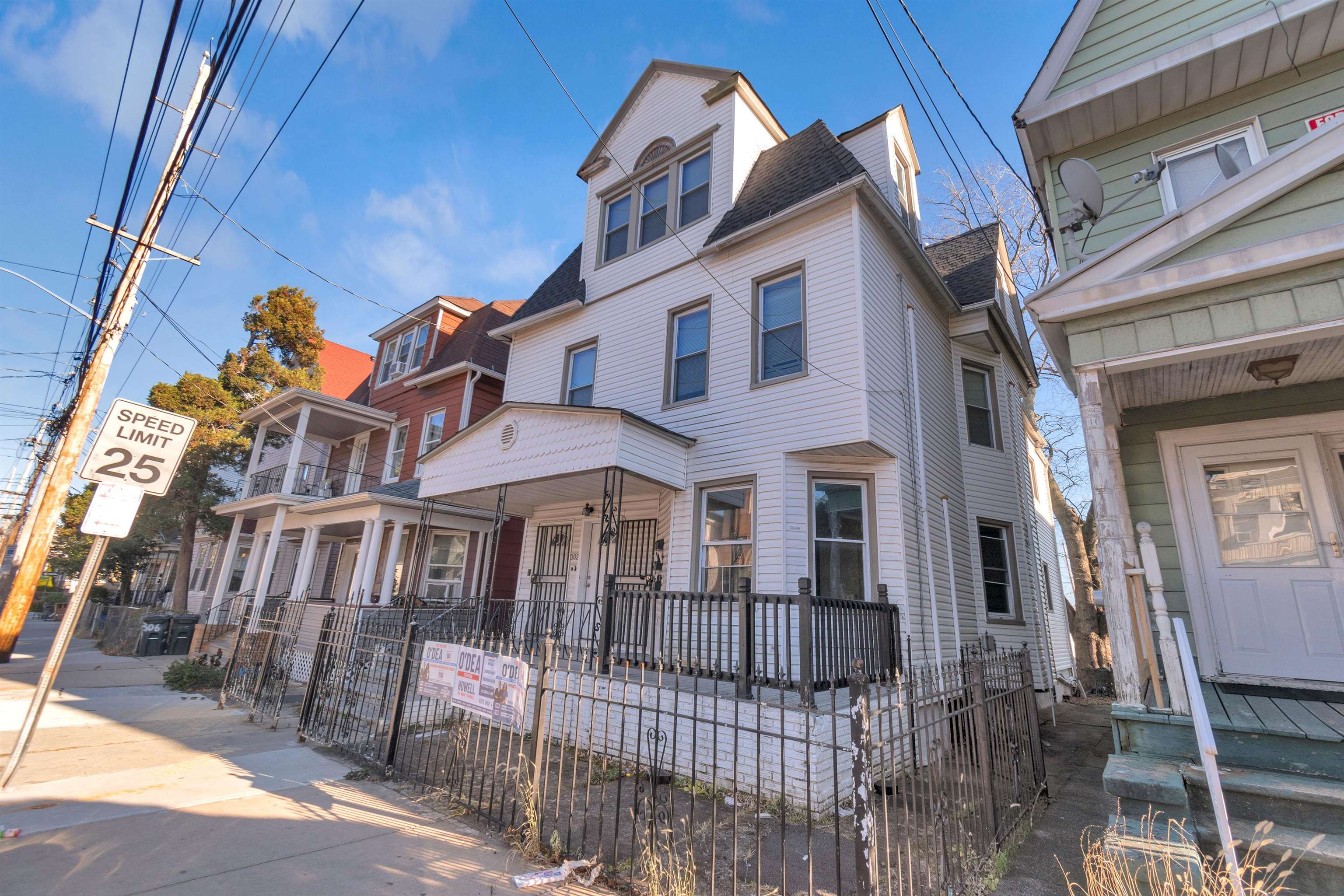 302 ARLINGTON AVE - Photo 3