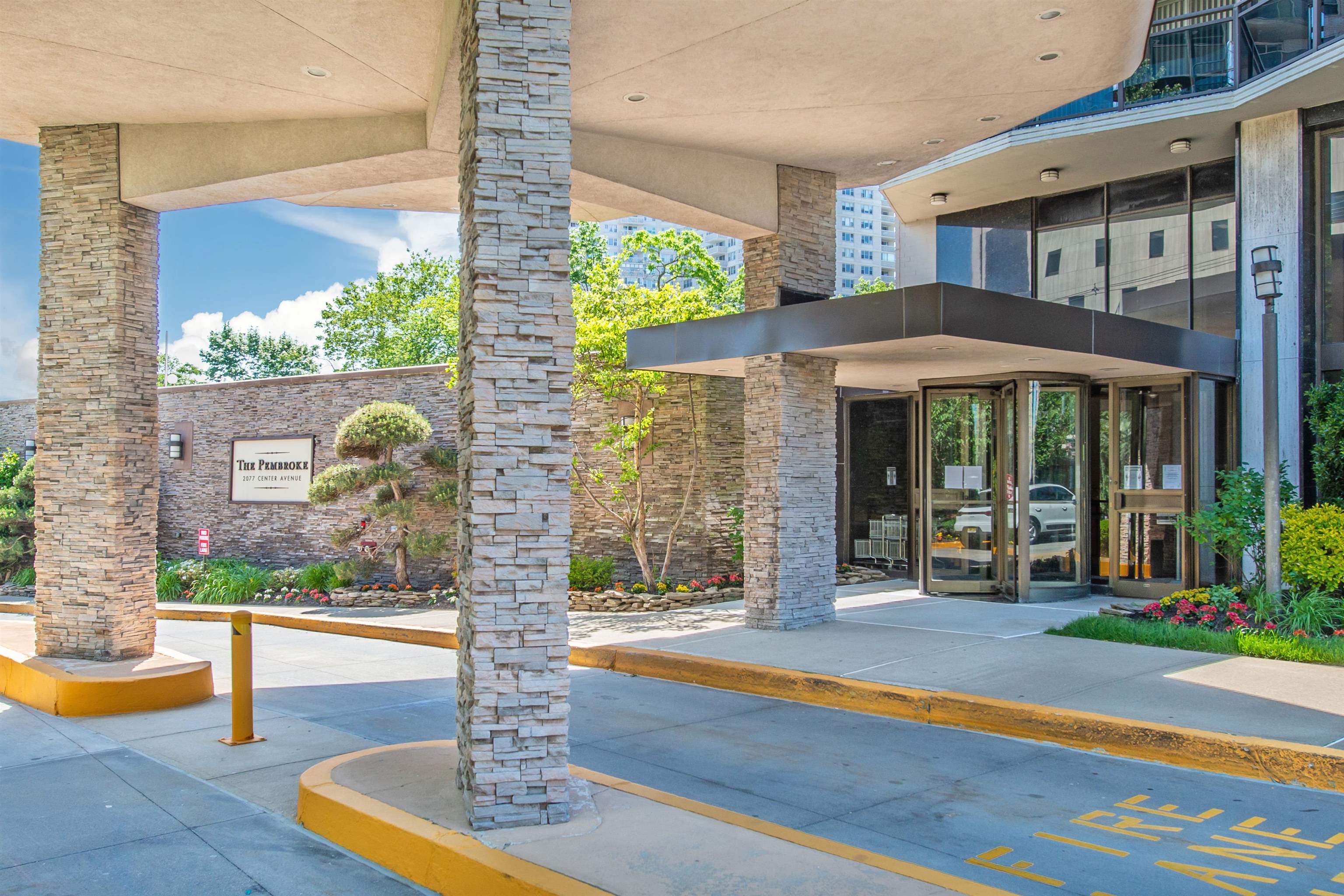 2077 CENTER AVE - Photo 2