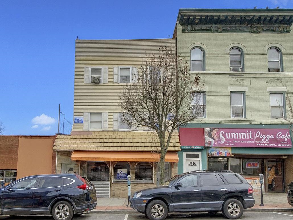 1011 SUMMIT AVE - Photo 2