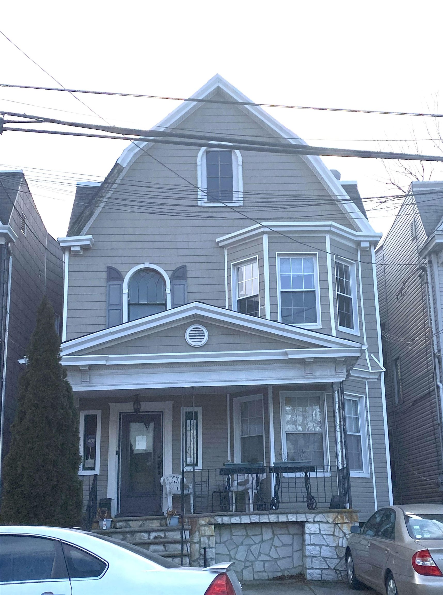 887 MONTGOMERY ST - Photo 1