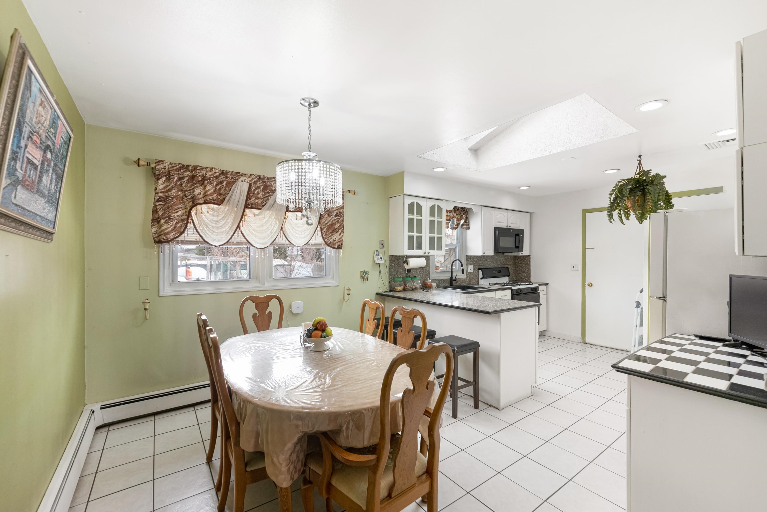 220 MONTROSE AVE - Photo 4