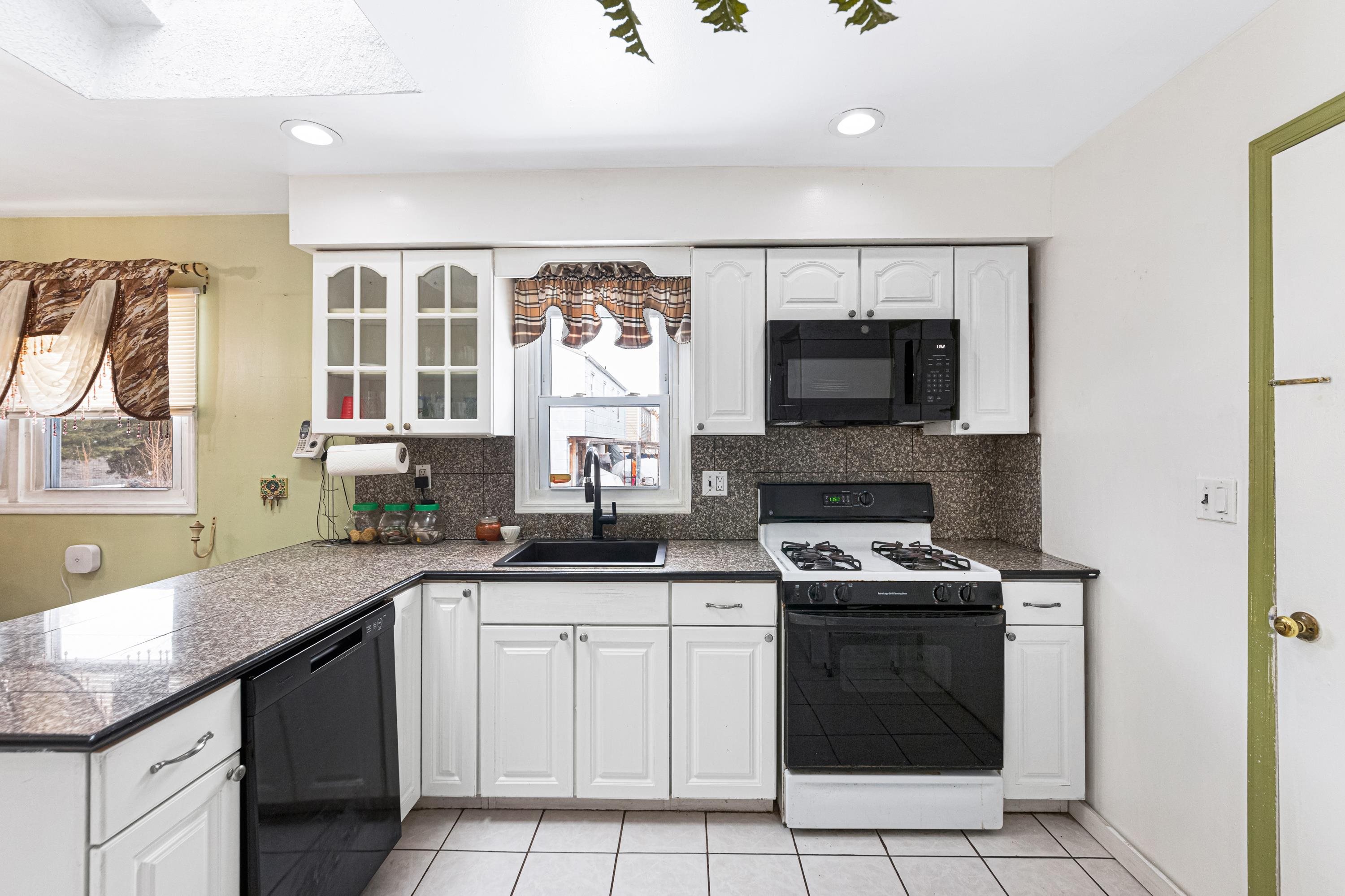 220 MONTROSE AVE - Photo 5