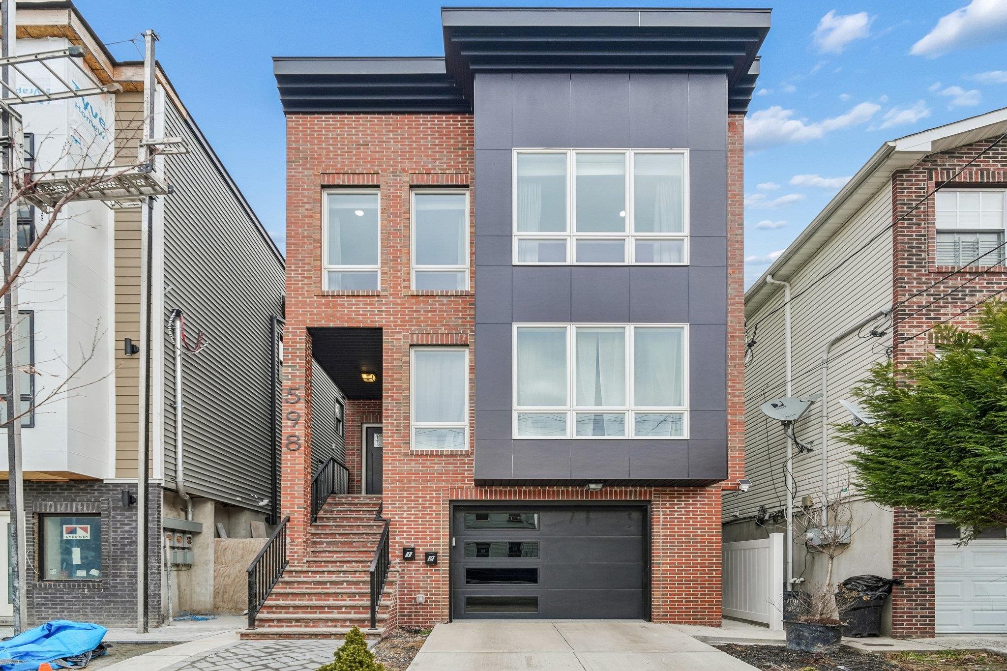 598 BRAMHALL AVE - Photo 1