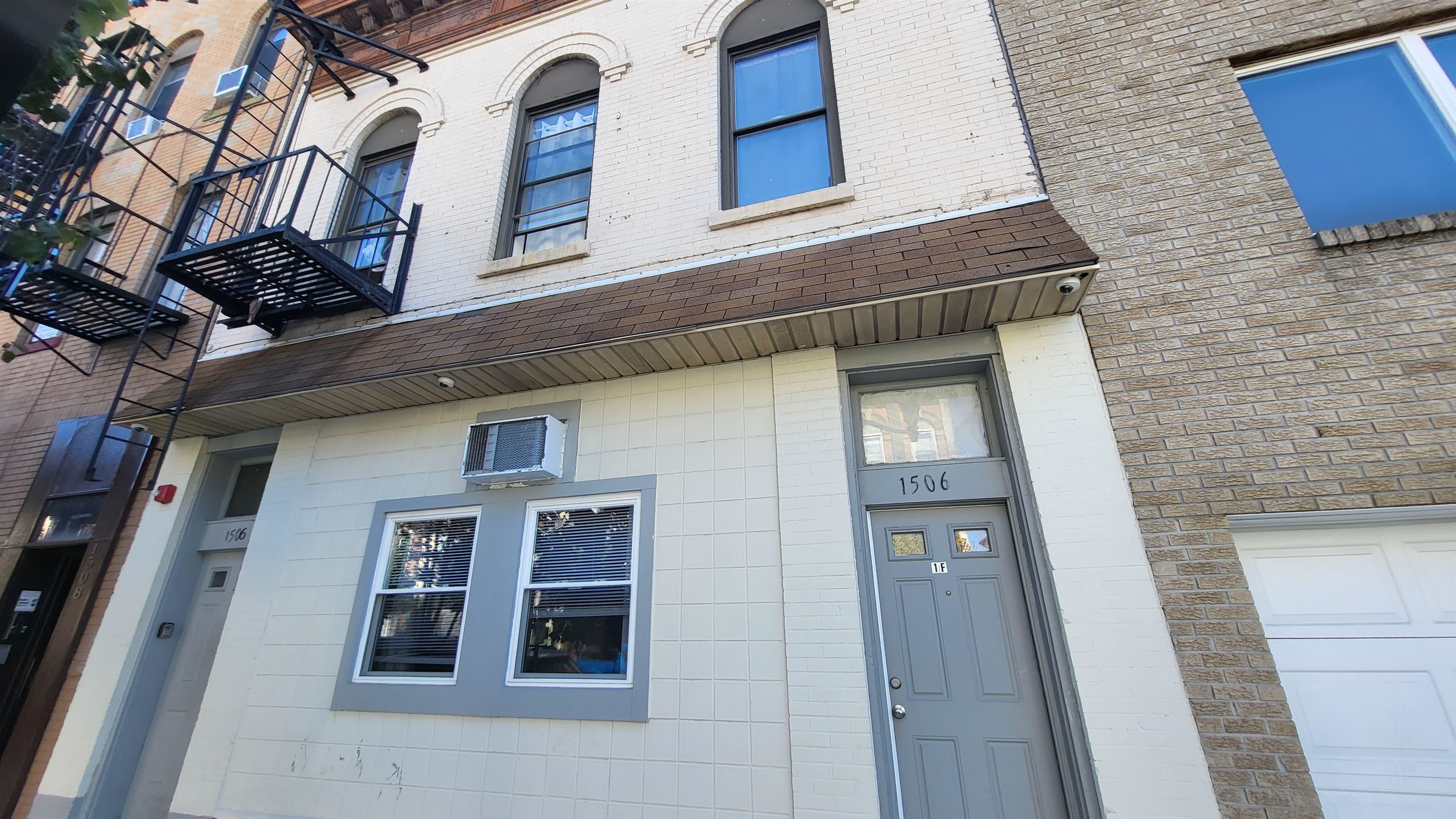 1506 SUMMIT AVE - Photo 2