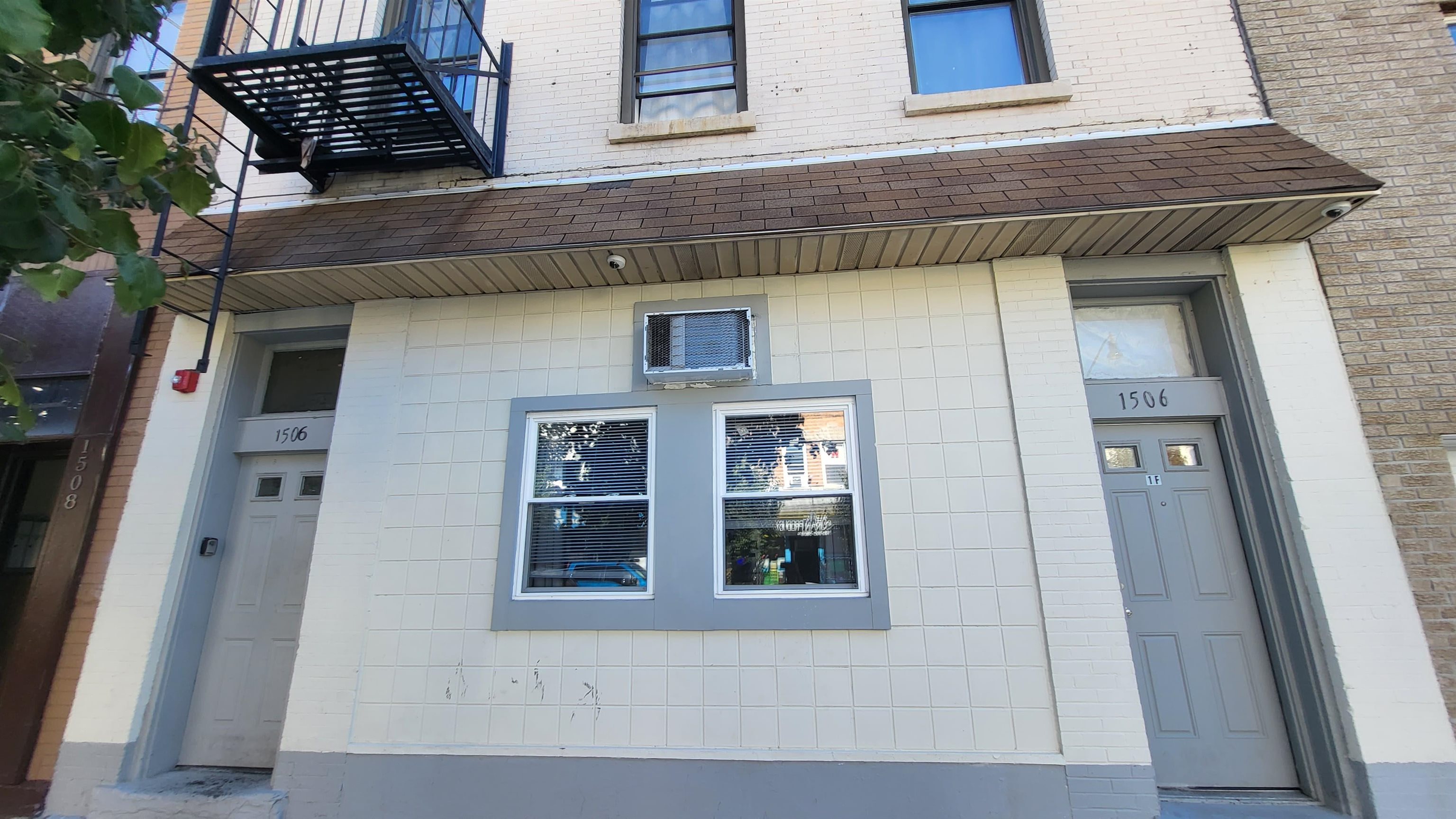 1506 SUMMIT AVE - Photo 3