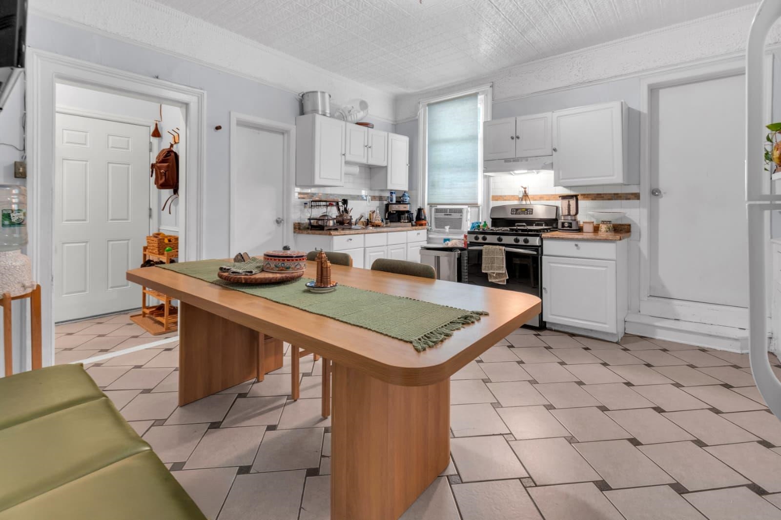 564 HUDSON AVE - Photo 2