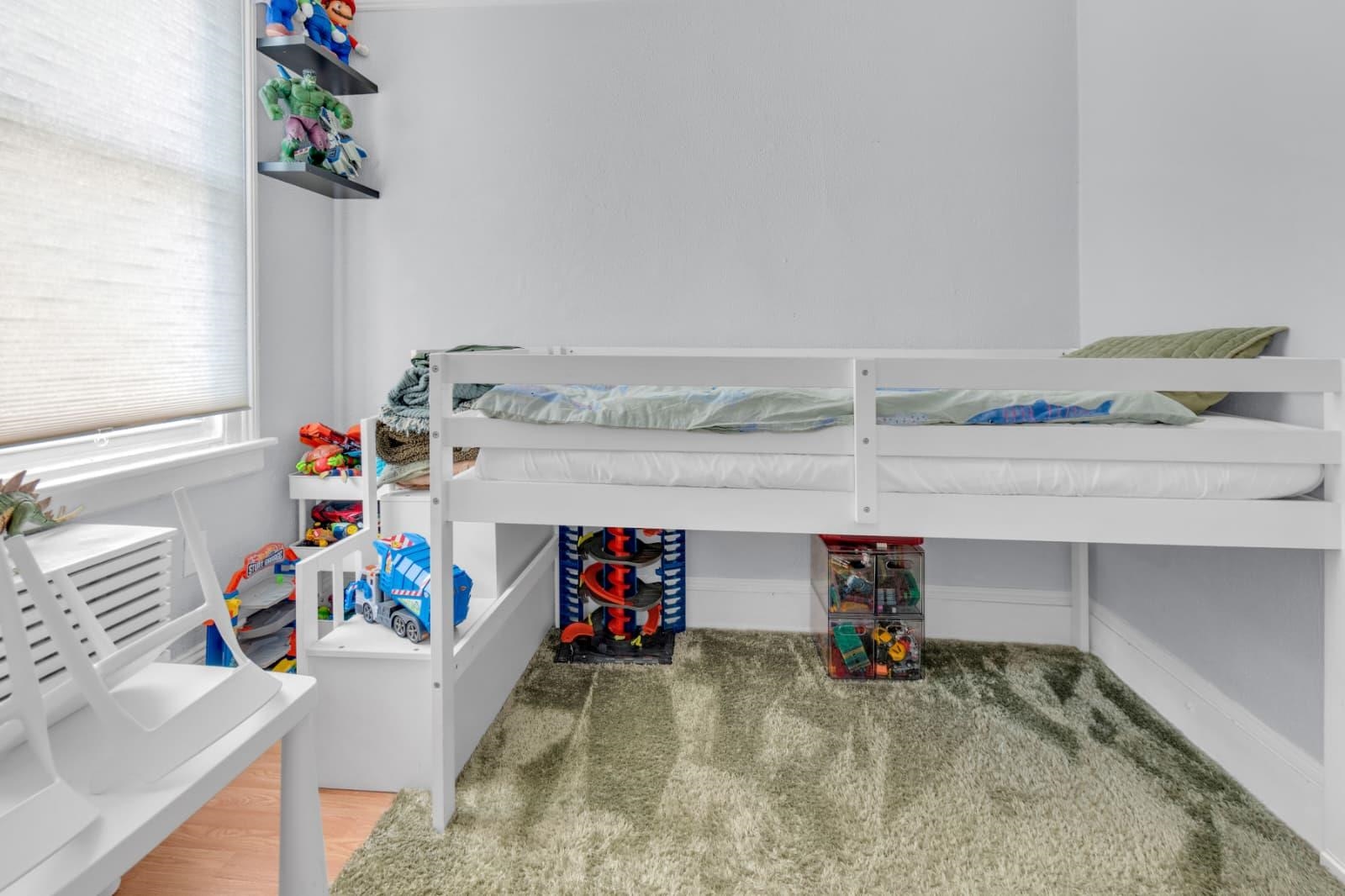 564 HUDSON AVE - Photo 4