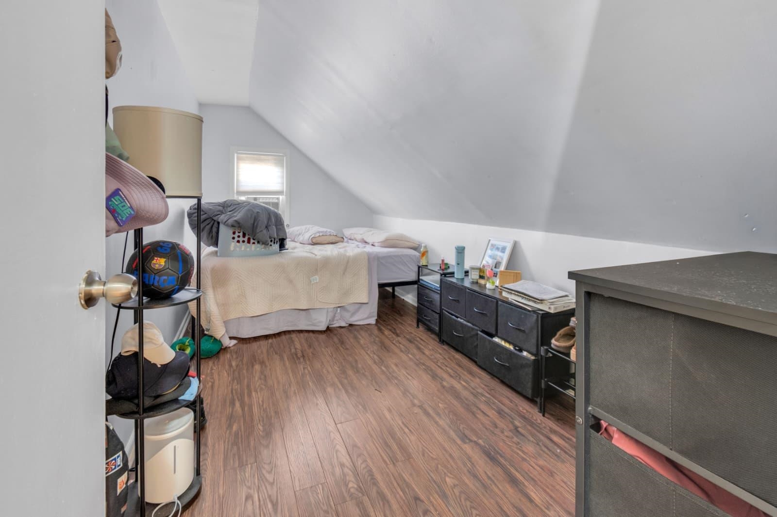 564 HUDSON AVE - Photo 5