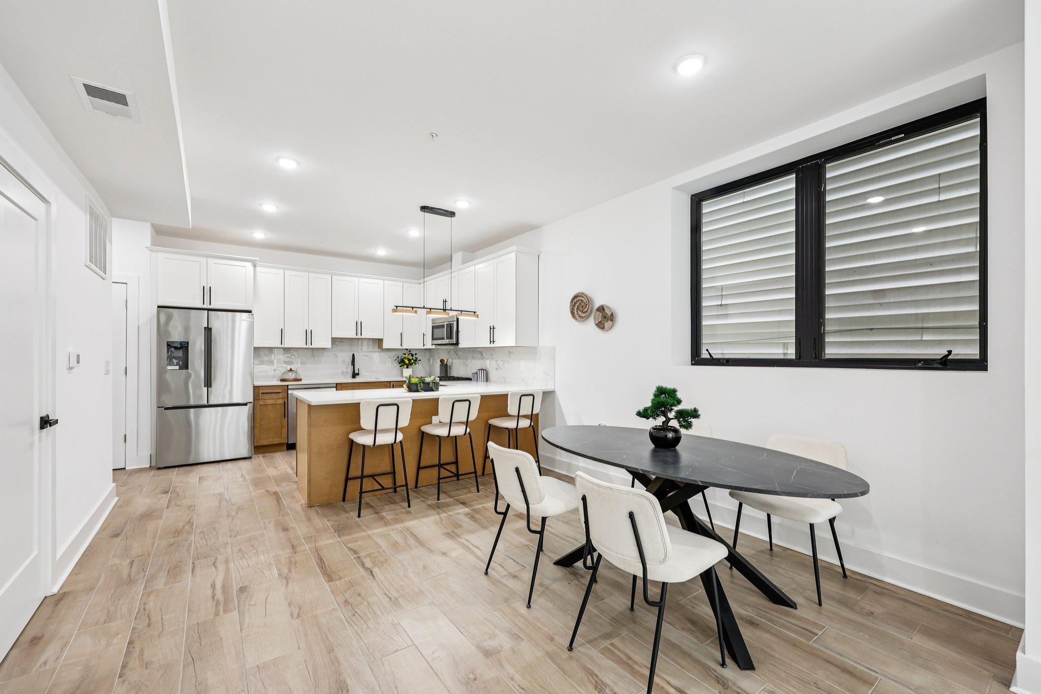 1003 SUMMIT AVE - Photo 2