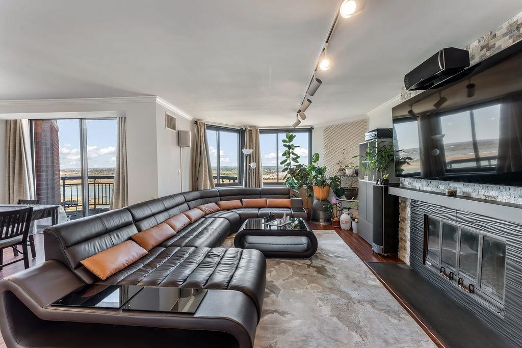 2110 HARMON COVE TOWER - Photo 2