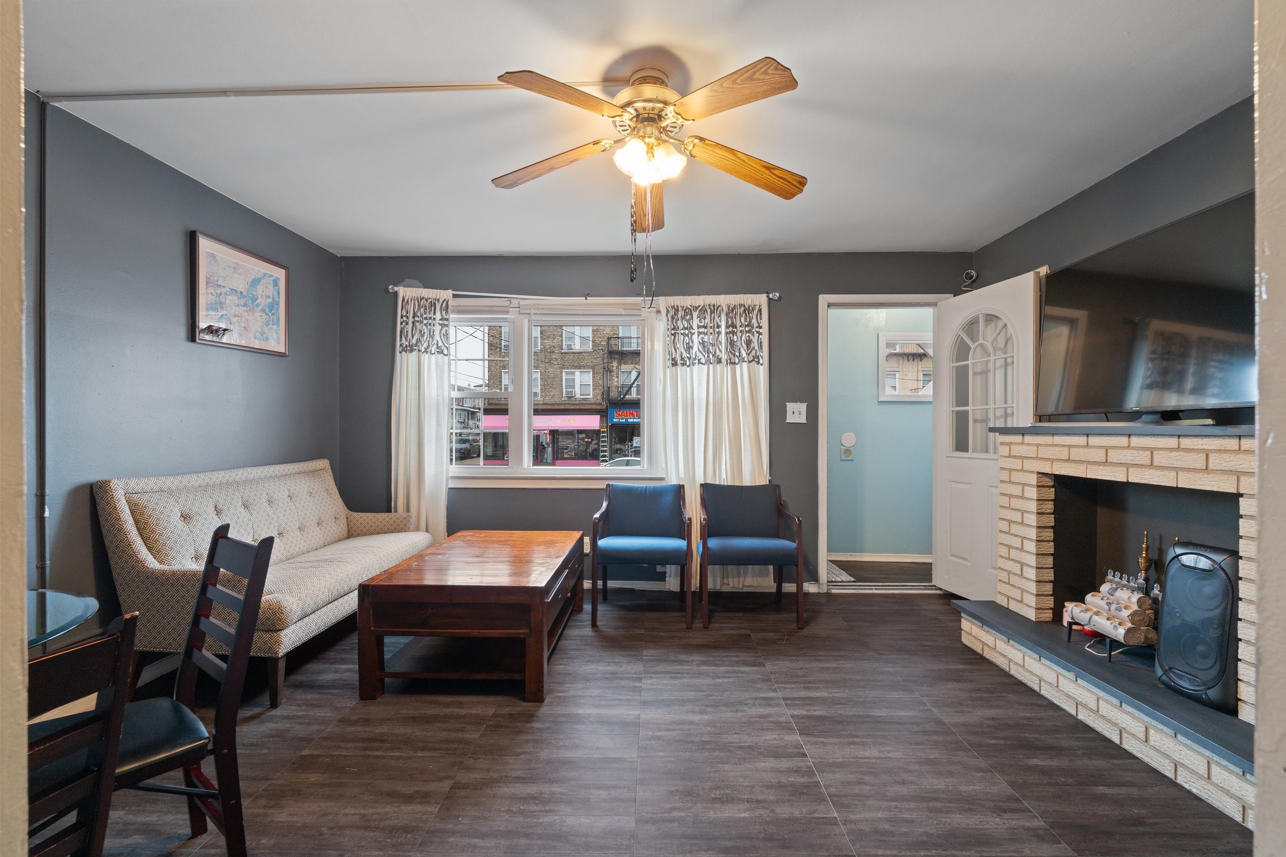 1094 AVENUE C - Photo 1