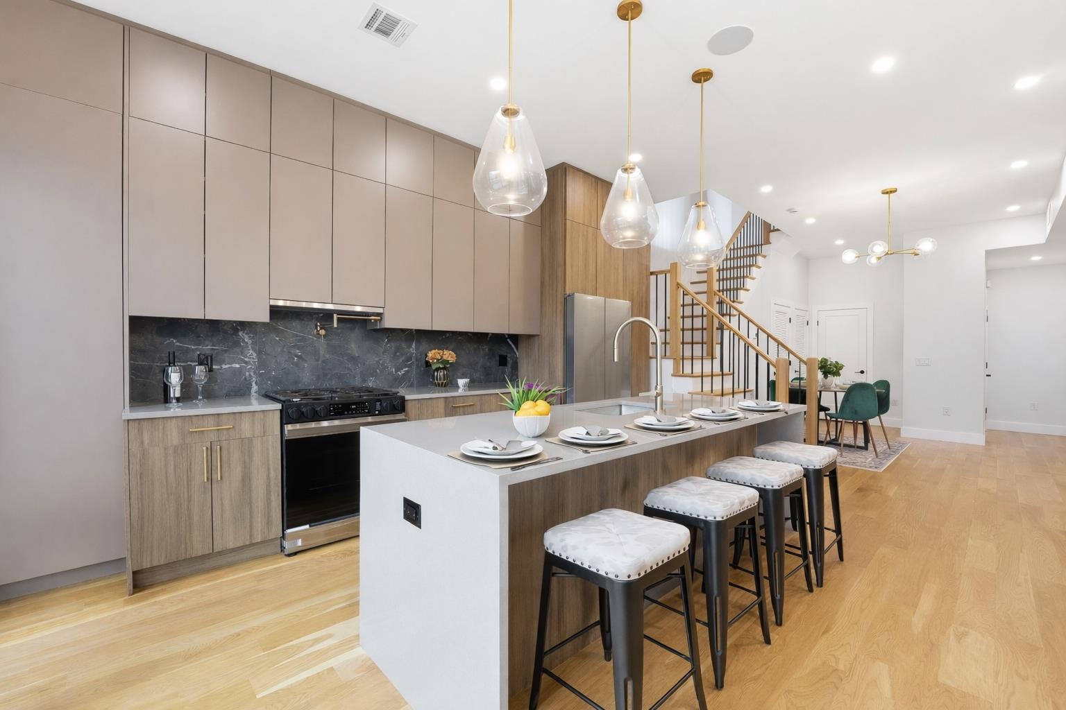 32 HANCOCK AVE - Photo 4