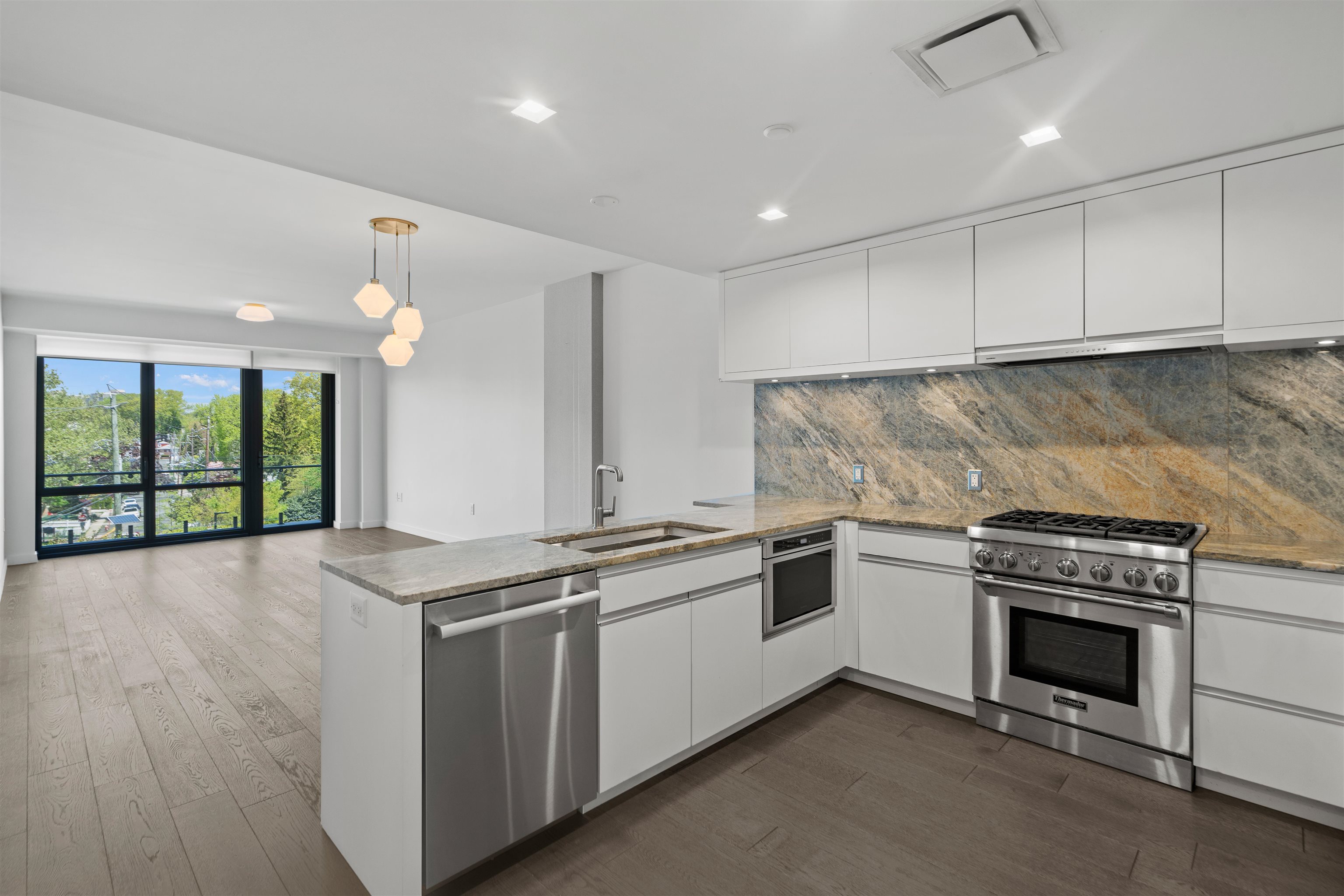 320 ADOLPHUS AVE - Photo 1