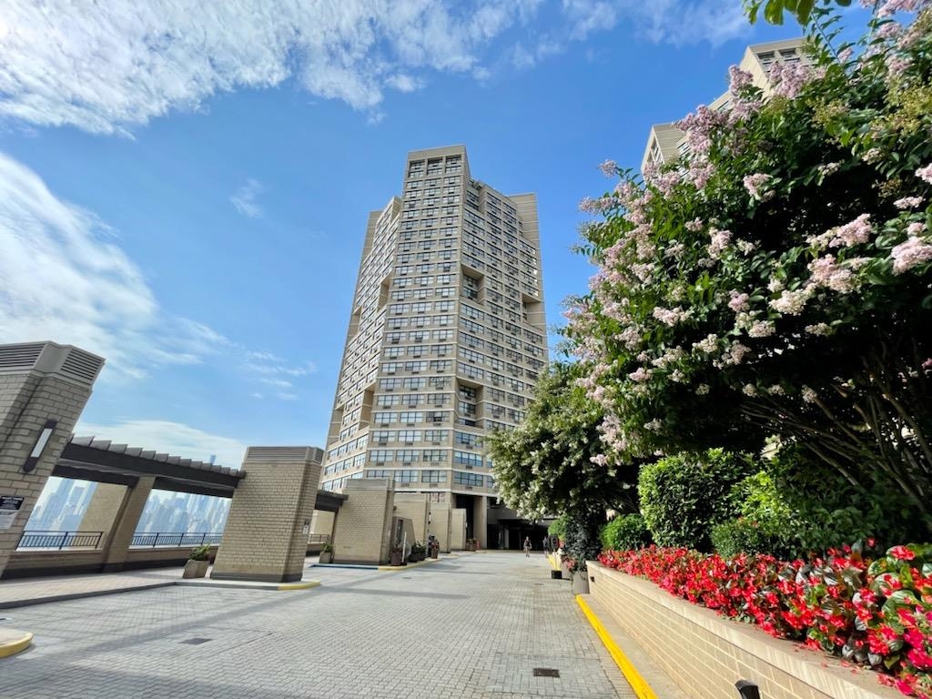 7000 BLVD EAST - Photo 2