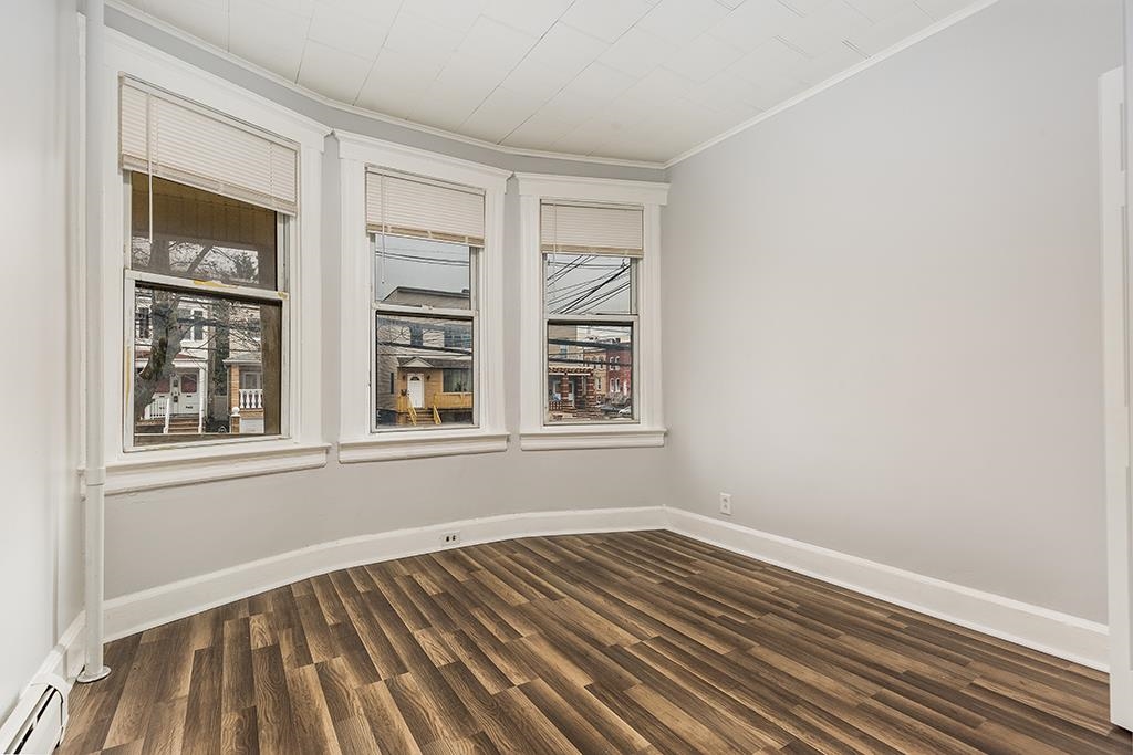 342 AVENUE E - Photo 2