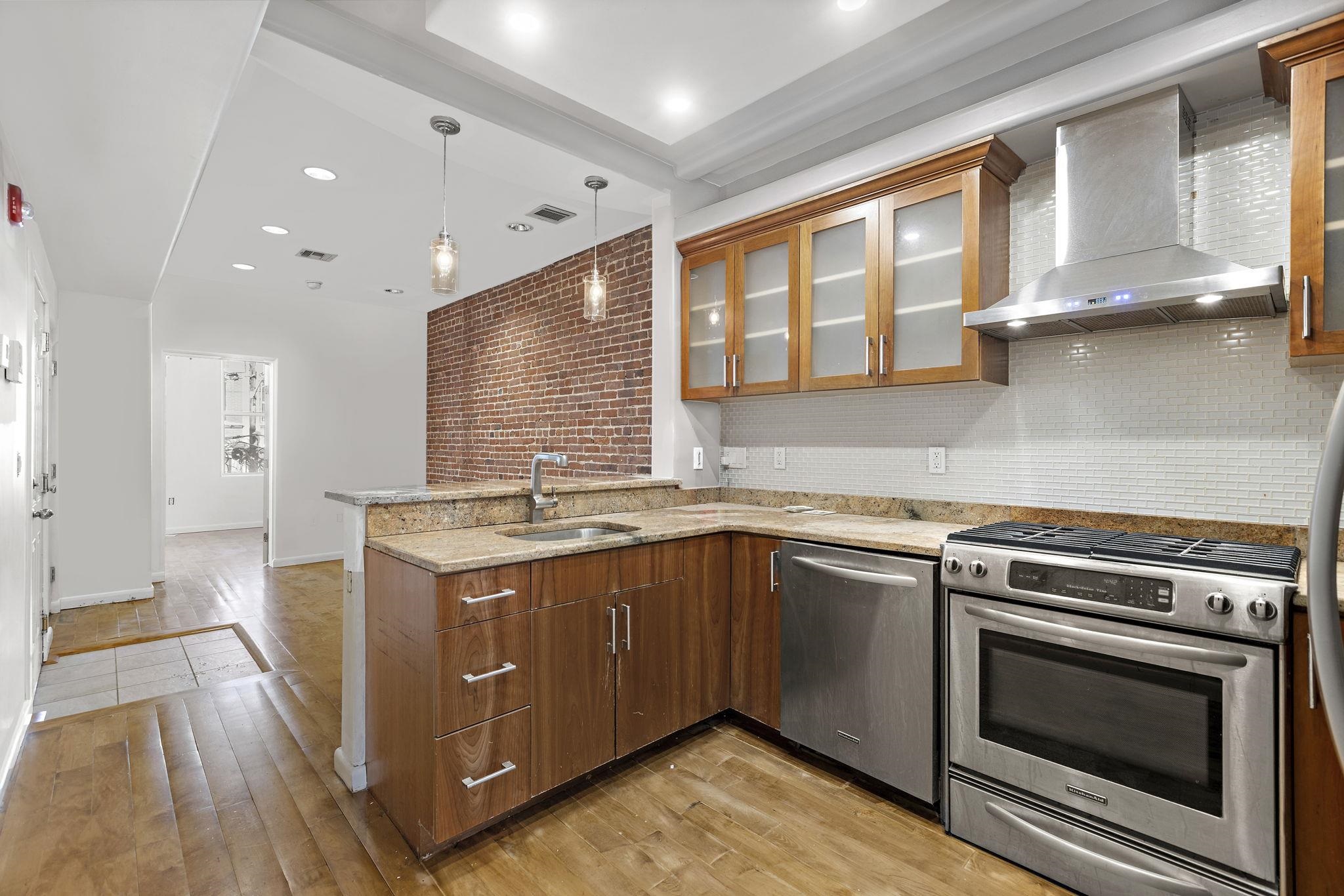 933 GARDEN ST - Photo 1