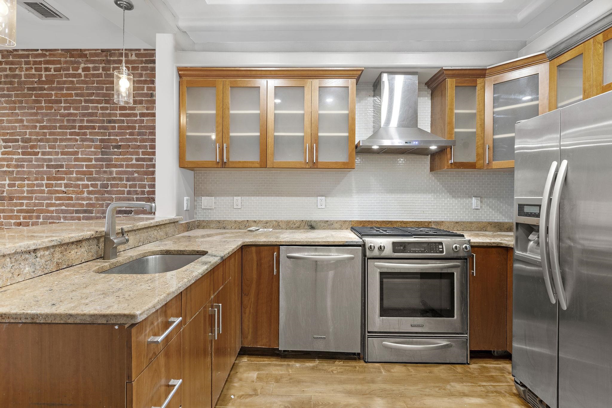 933 GARDEN ST - Photo 2