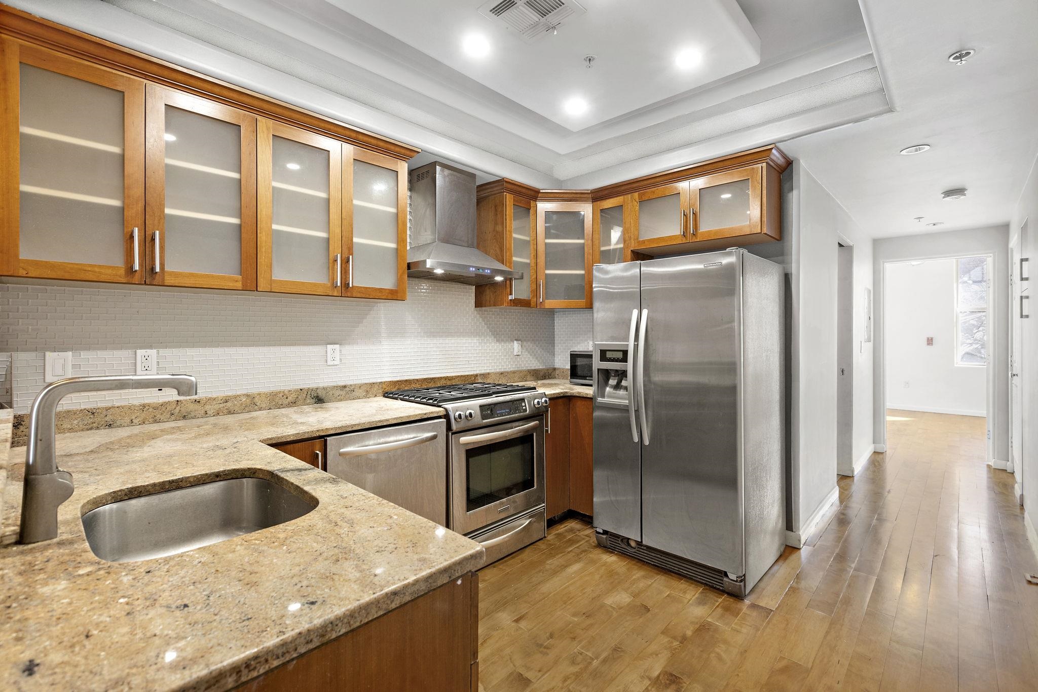 933 GARDEN ST - Photo 3