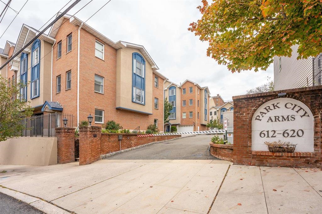 620 38TH ST - Photo 3