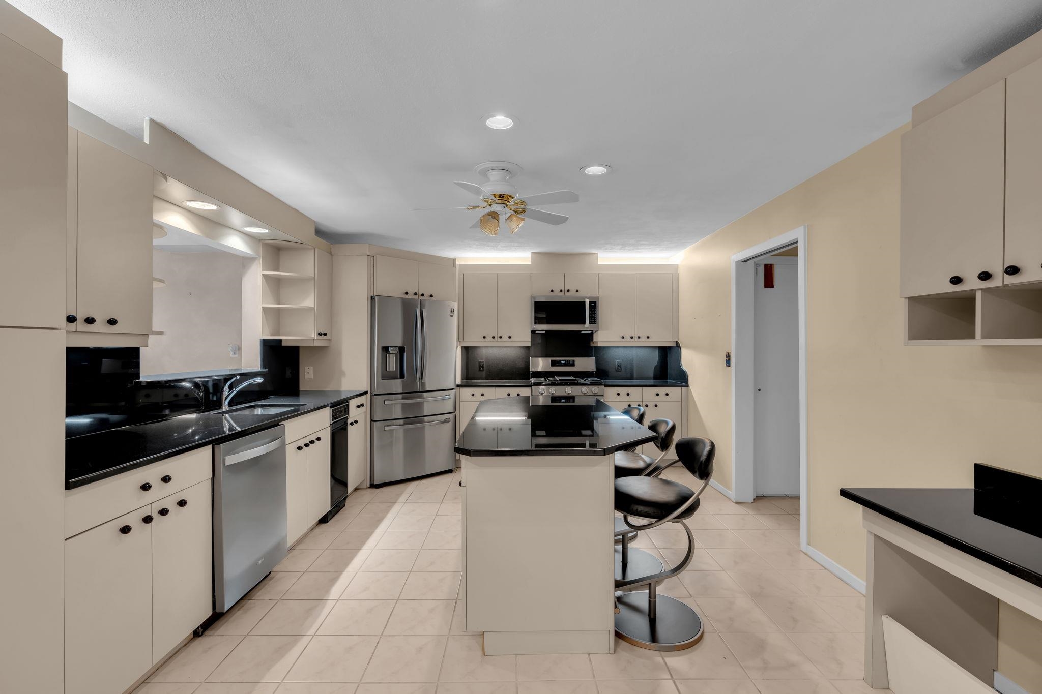 300 OCEAN AVE - Photo 4