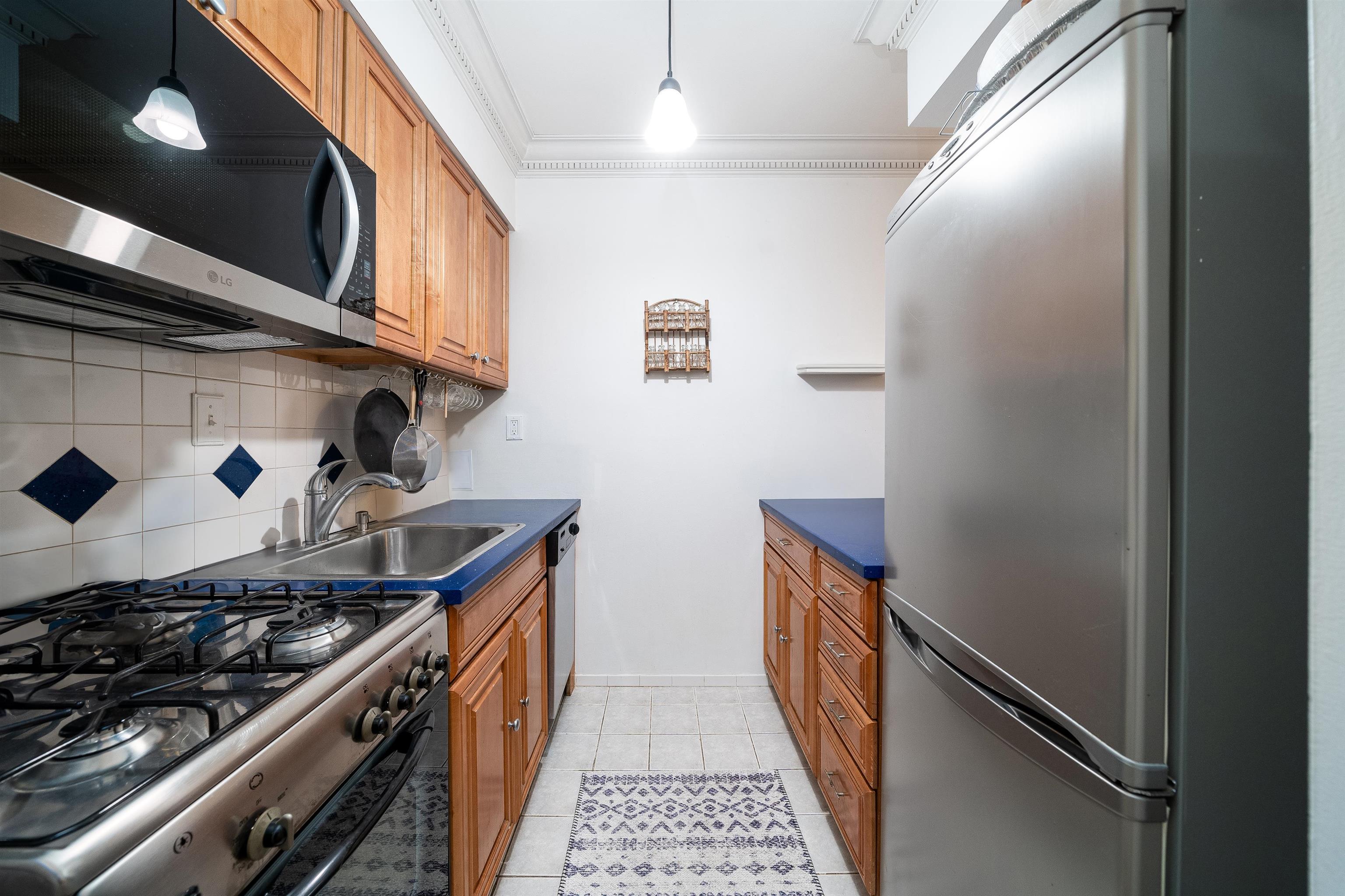 278 MONMOUTH ST - Photo 3