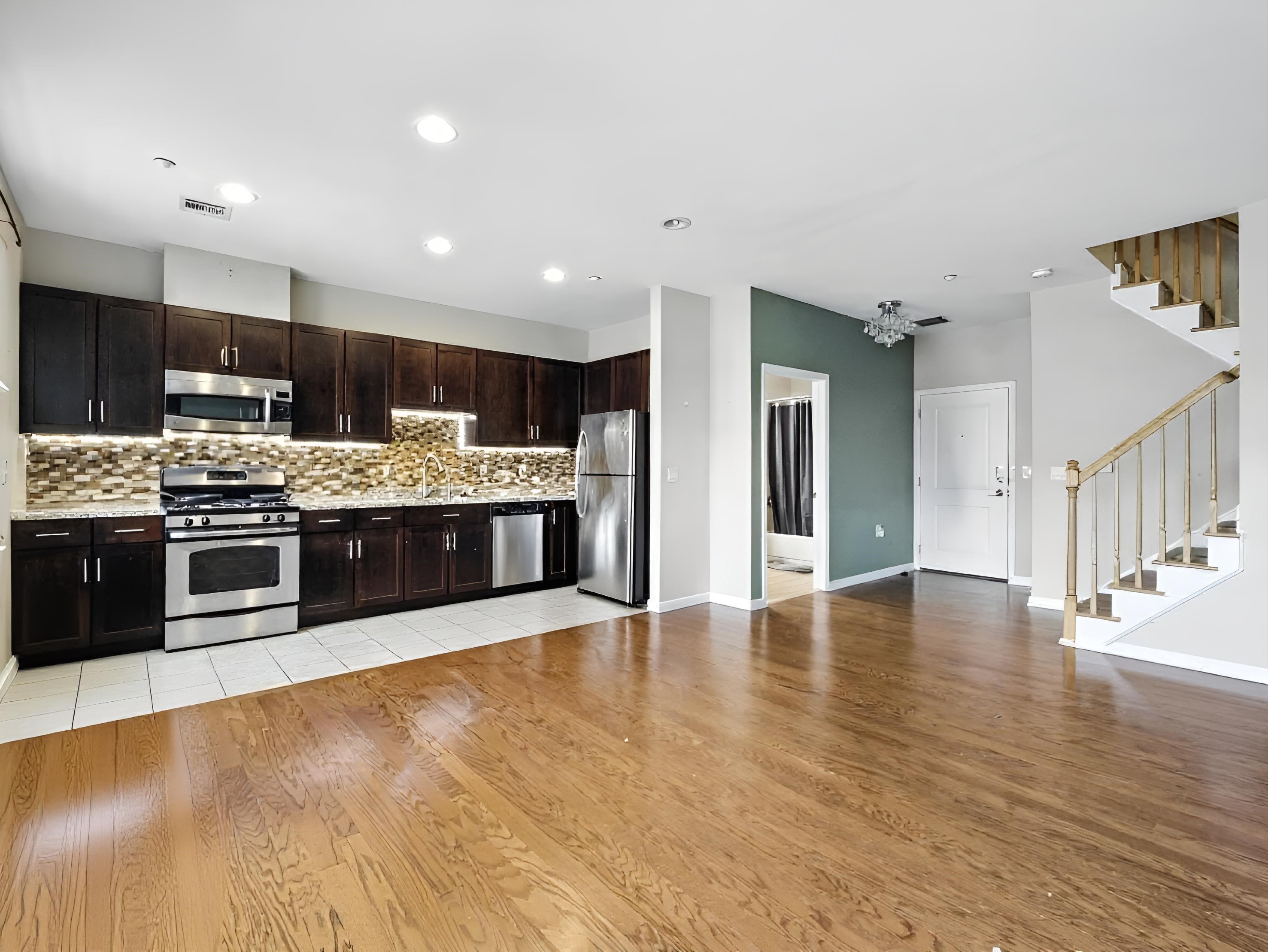 1209 SUMMIT AVE - Photo 2