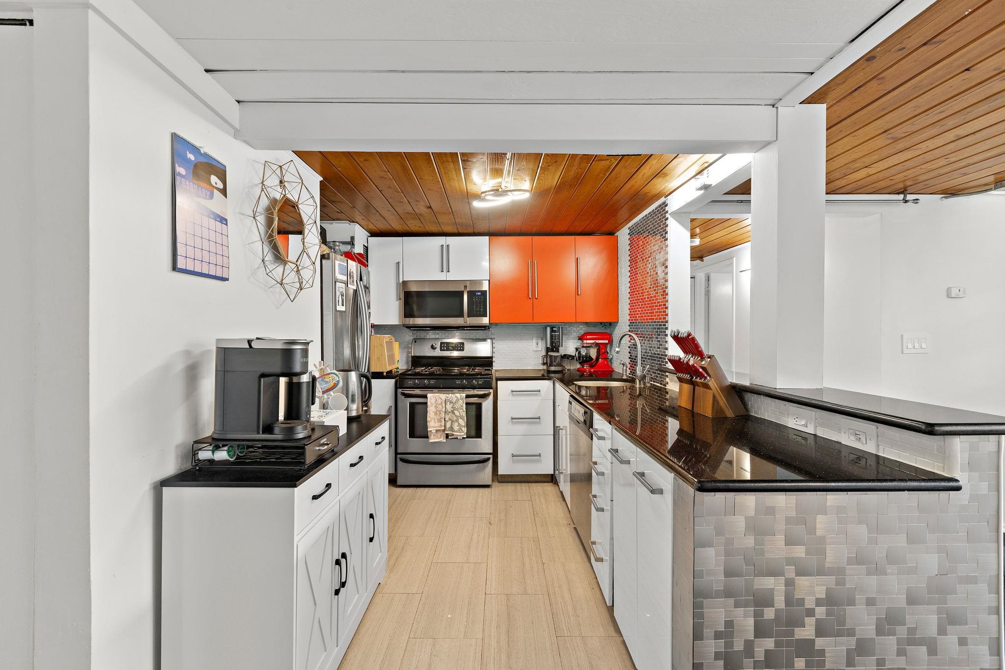 205 10TH ST - Photo 5