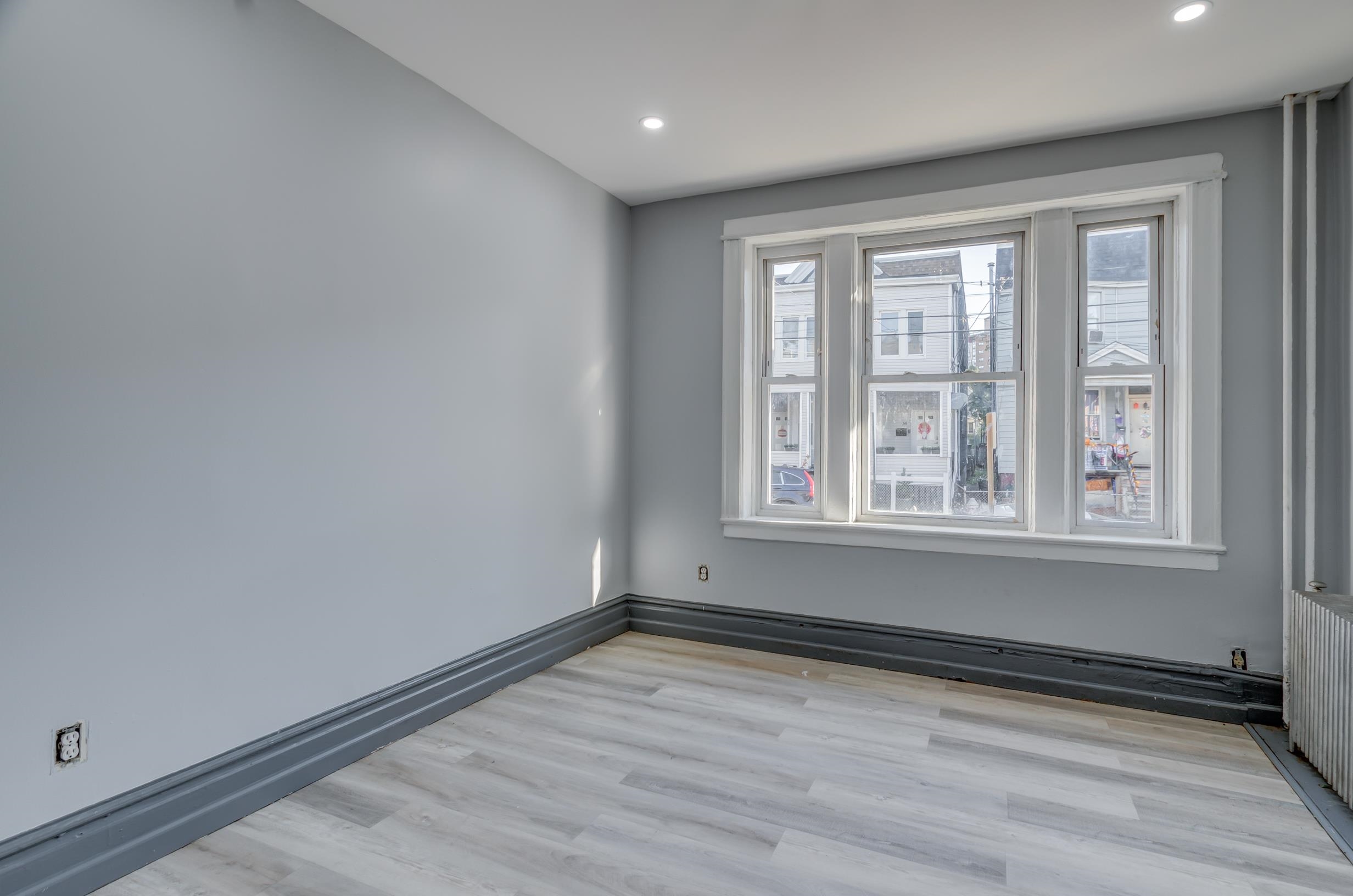 25 BARTHOLDI AVE - Photo 5