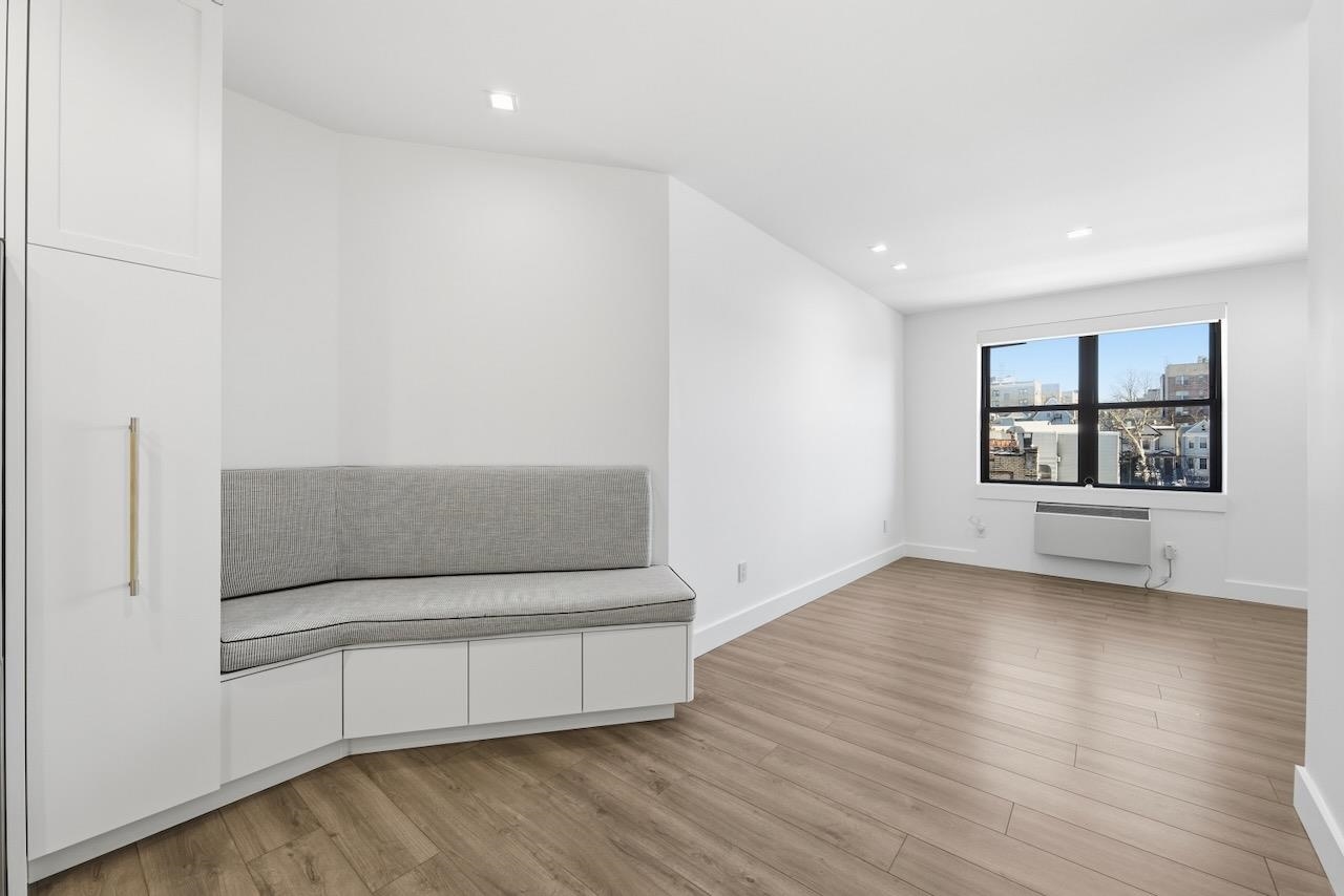 43-49 VAN WAGENEN AVE #4A