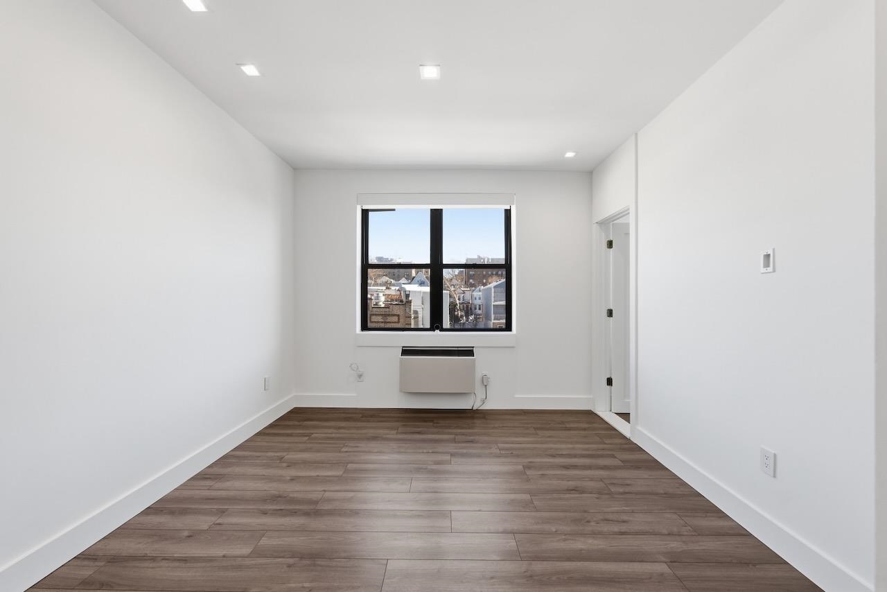 43-49 VAN WAGENEN AVE #4A