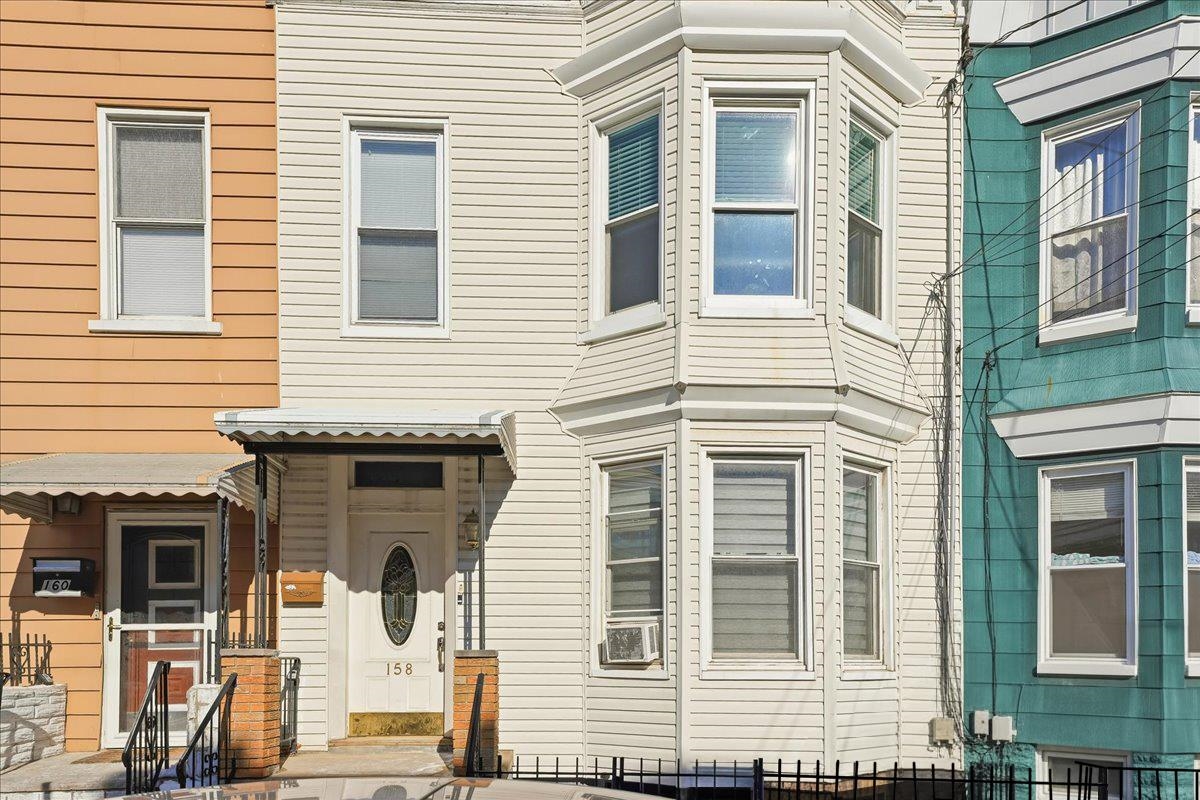 158 HOPKINS AVE - Photo 1