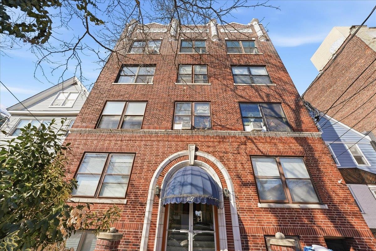 427 KENNEDY BLVD - Photo 1