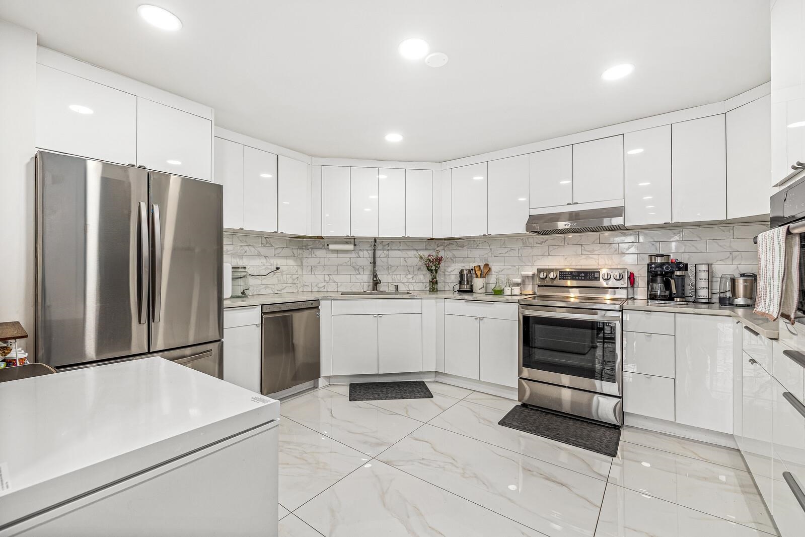 427 HARMON COVE TOWER - Photo 2