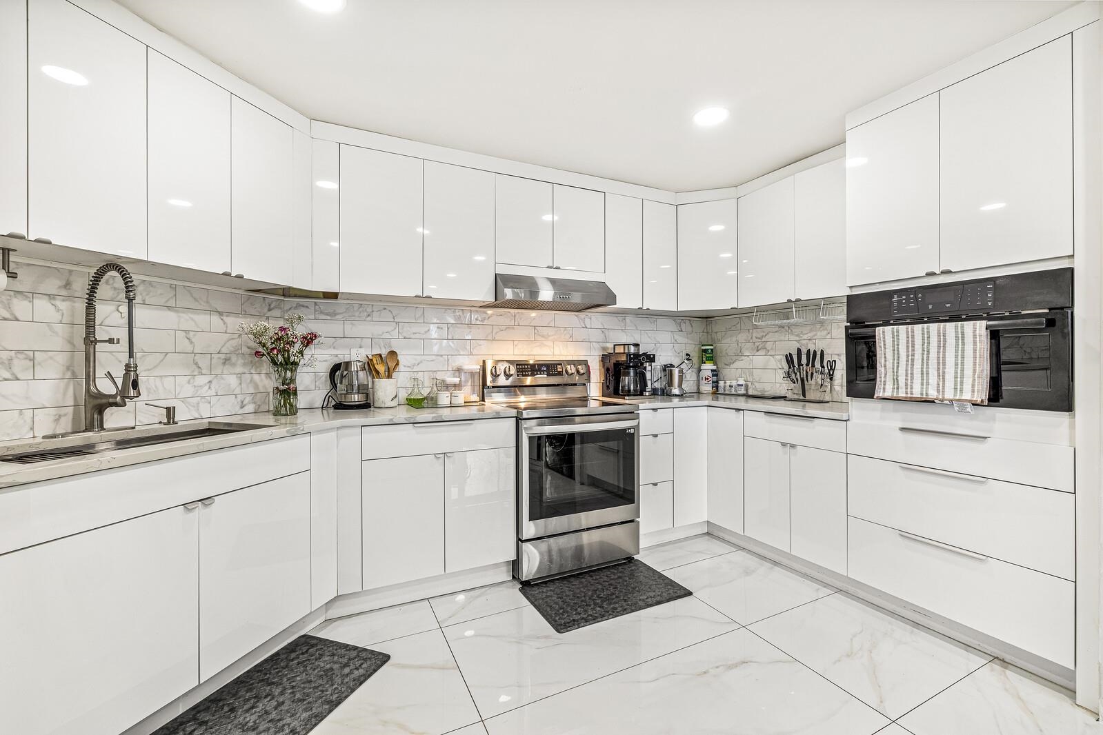 427 HARMON COVE TOWER - Photo 3