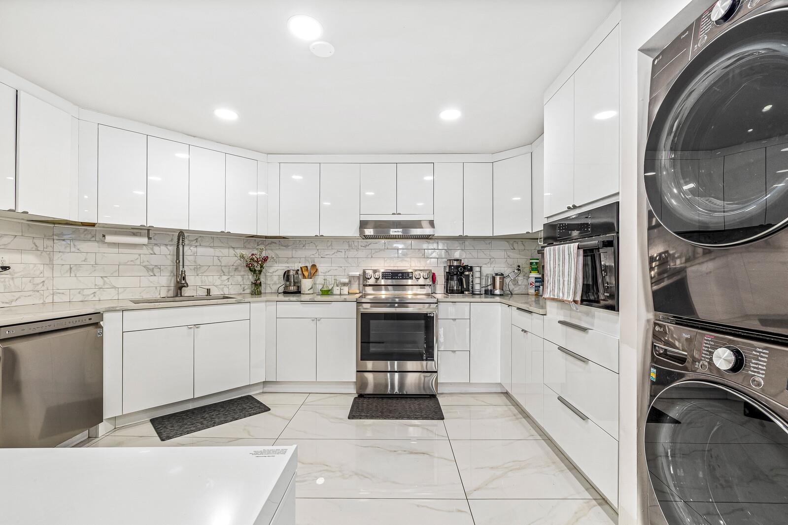 427 HARMON COVE TOWER - Photo 4