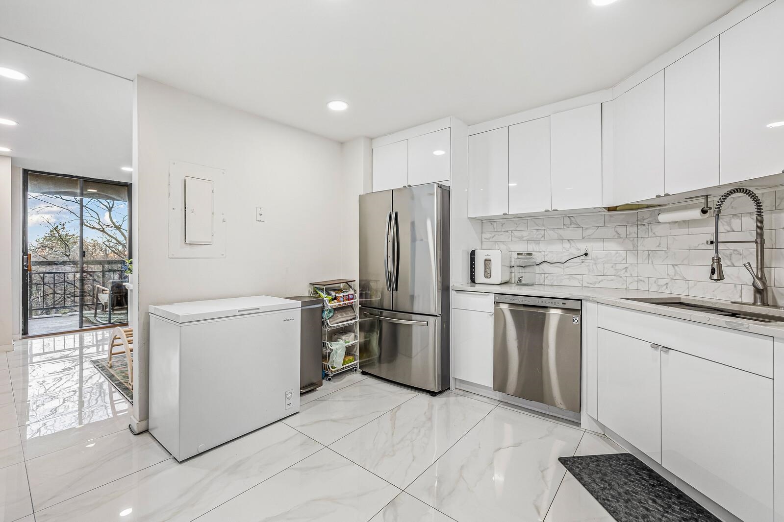 427 HARMON COVE TOWER - Photo 5