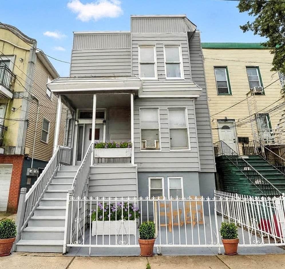 283 GRIFFITH ST - Photo 1