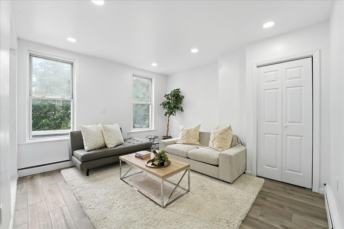 283 GRIFFITH ST - Photo 2