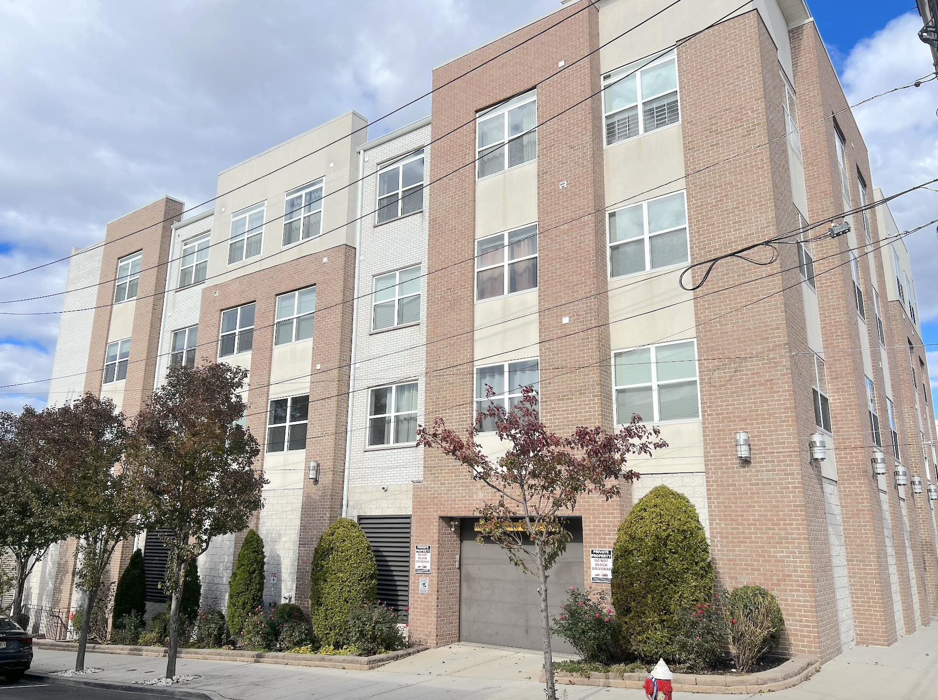 1901 SUMMIT AVE - Photo 3