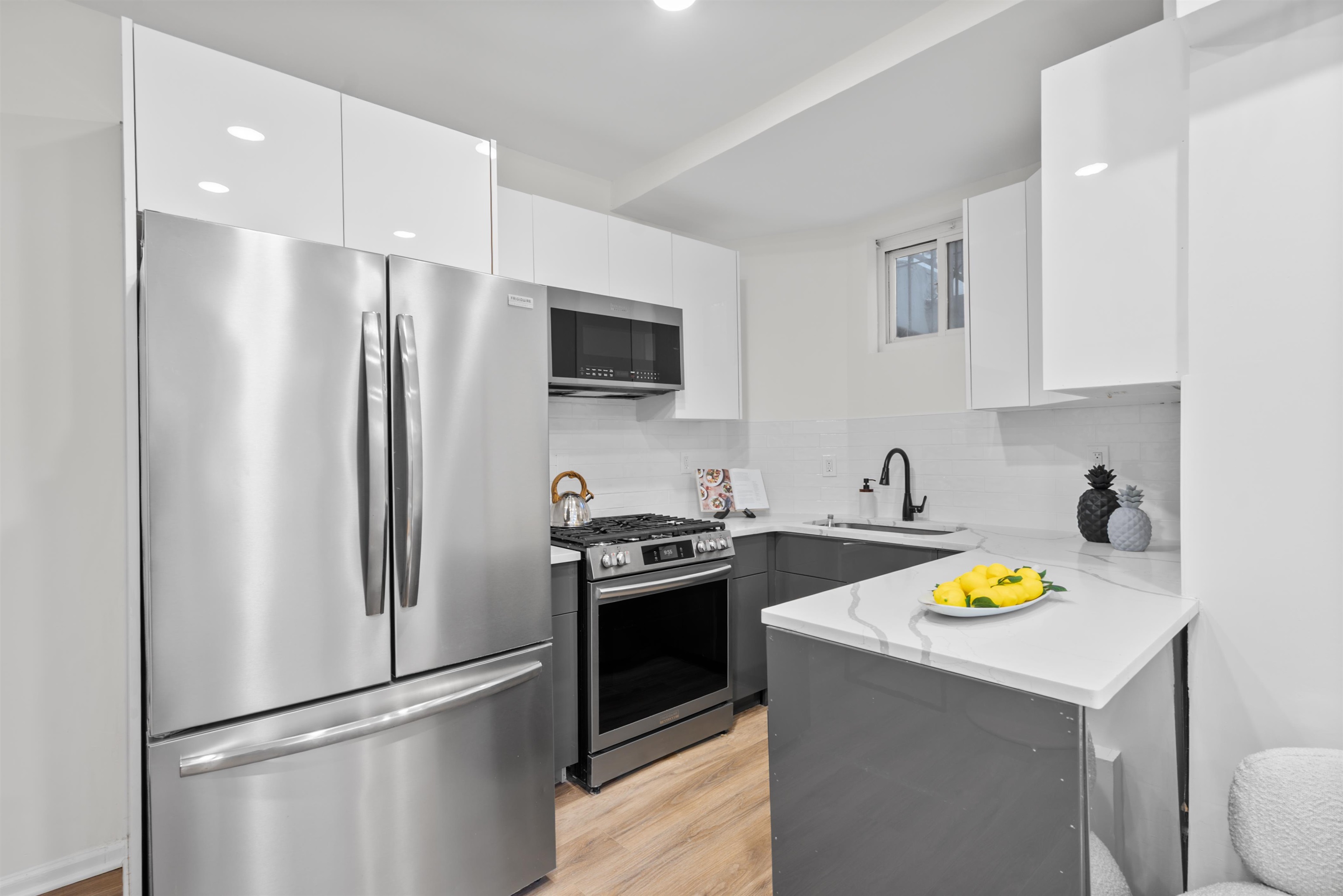 407 PARK AVE - Photo 4