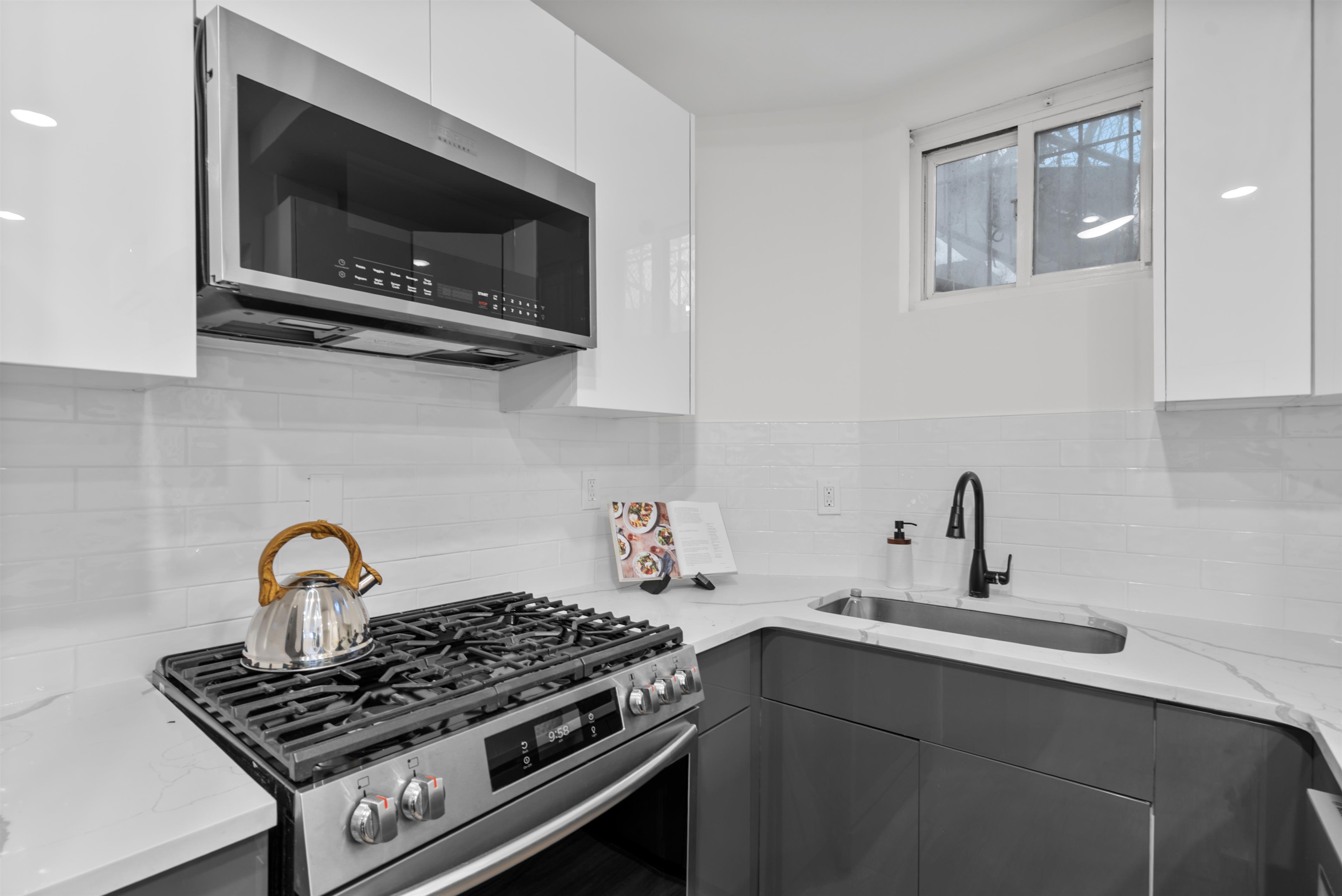 407 PARK AVE - Photo 5