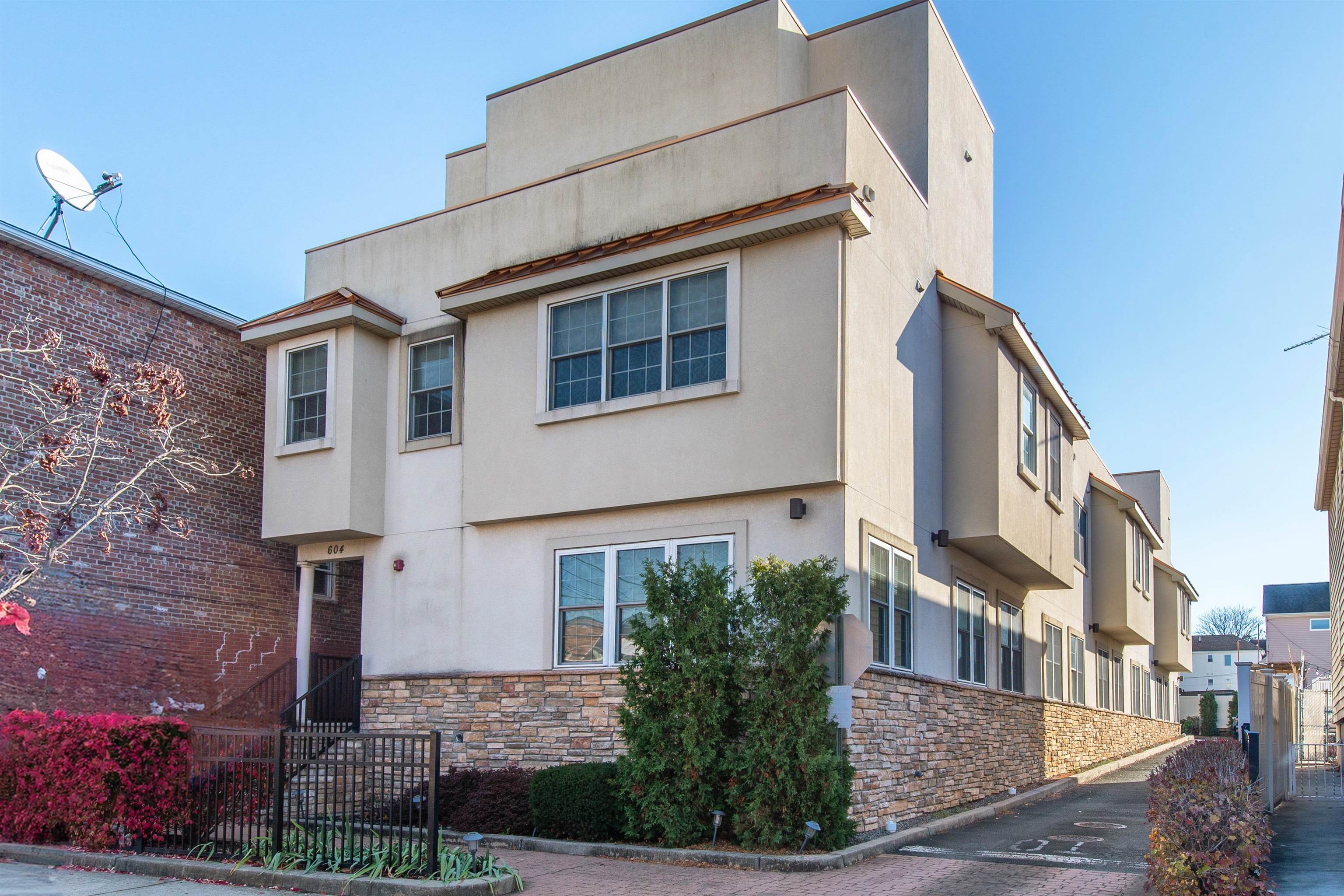 604 AVENUE A - Photo 1