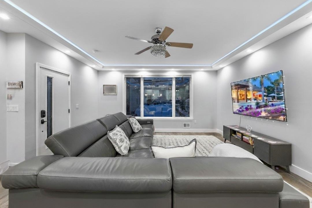 299 COLUMBIA AVE - Photo 2