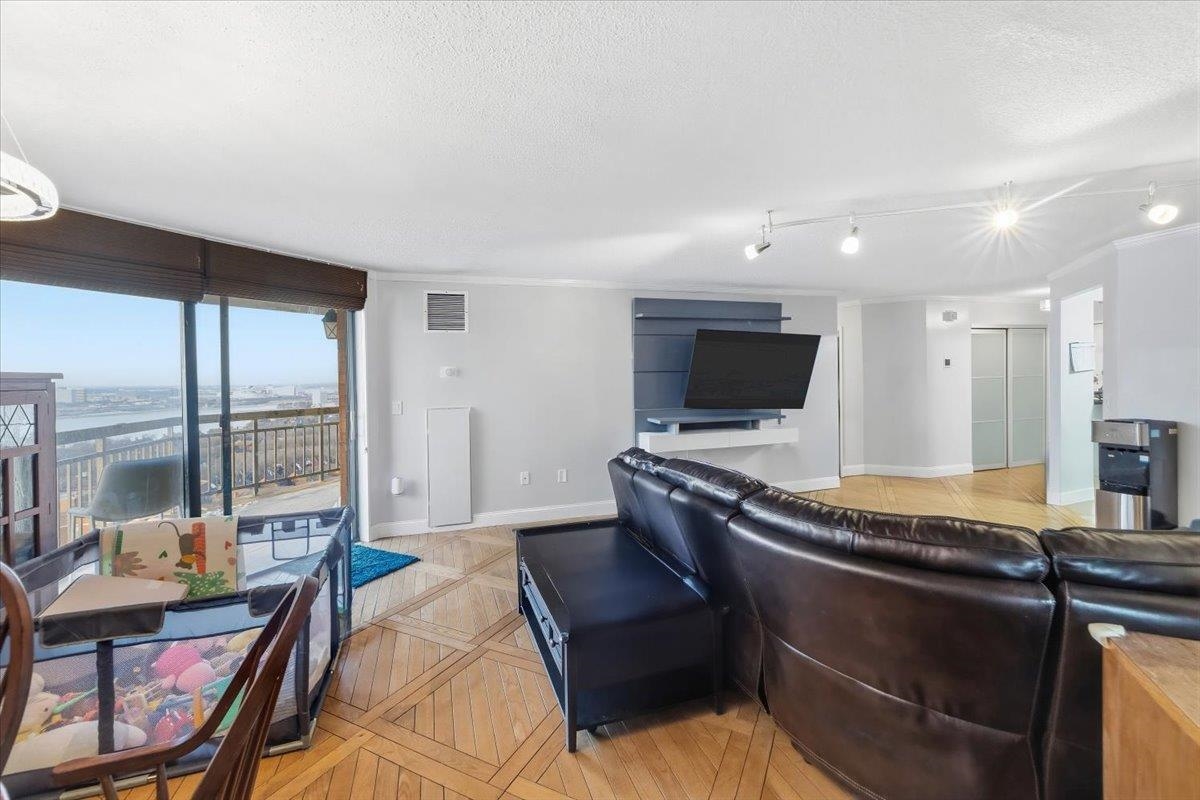 2208 HARMON COVE TOWER - Photo 4