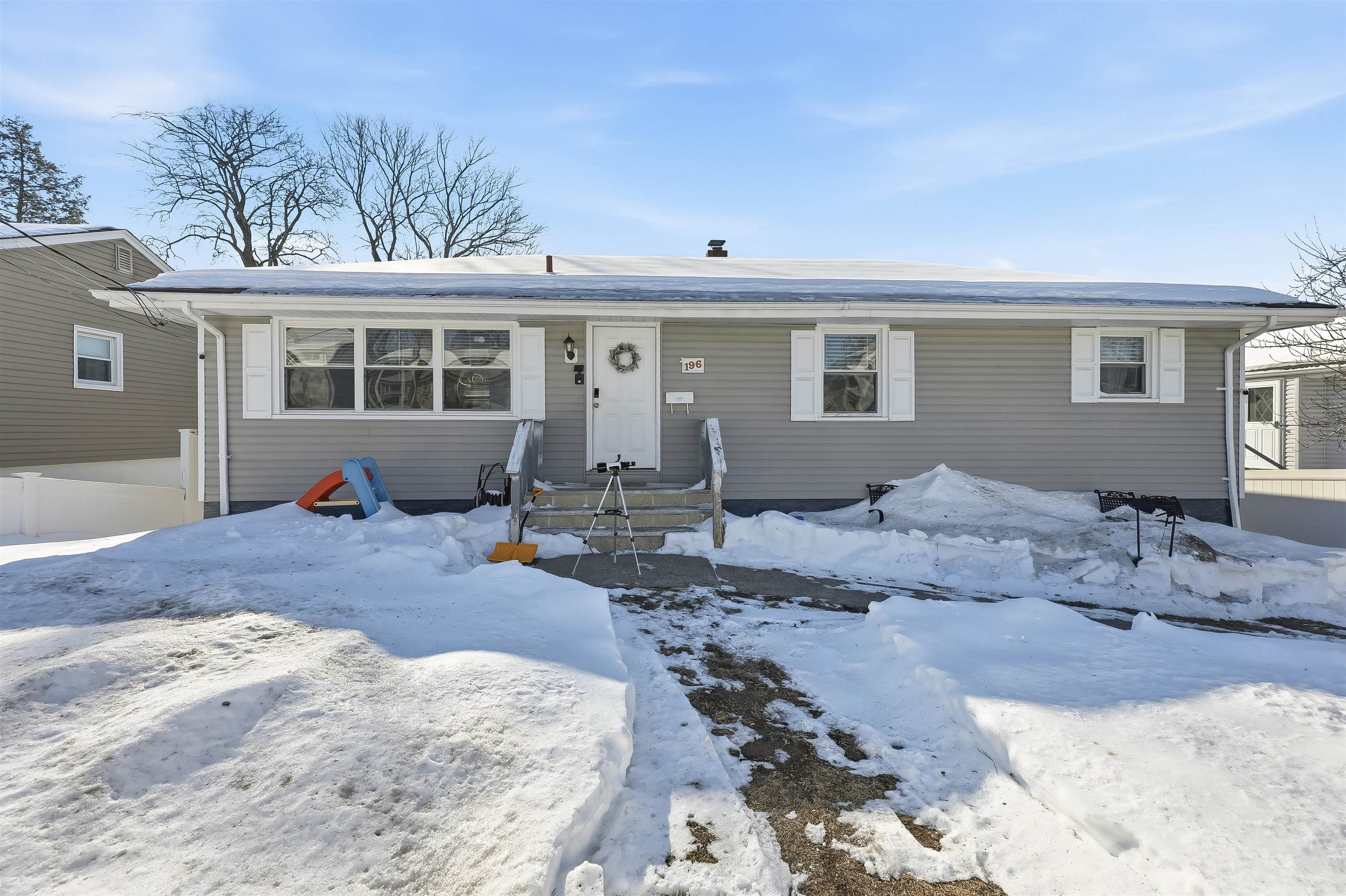 196 MERRITT AVE - Photo 1