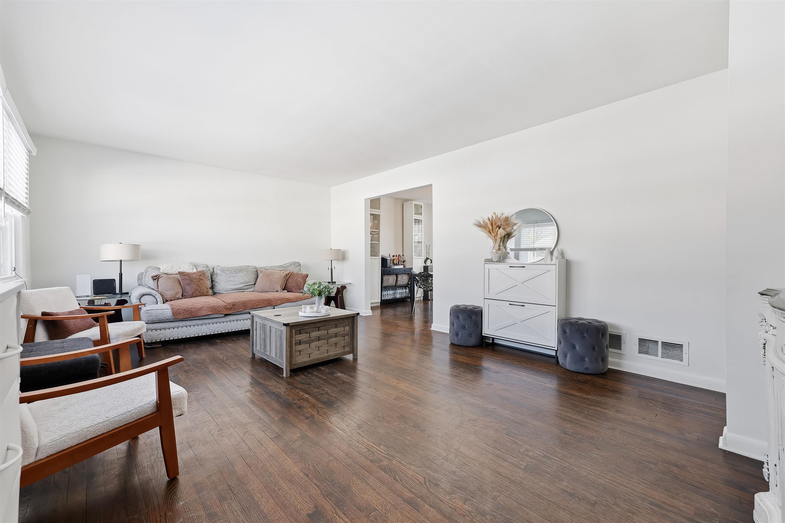 196 MERRITT AVE - Photo 2