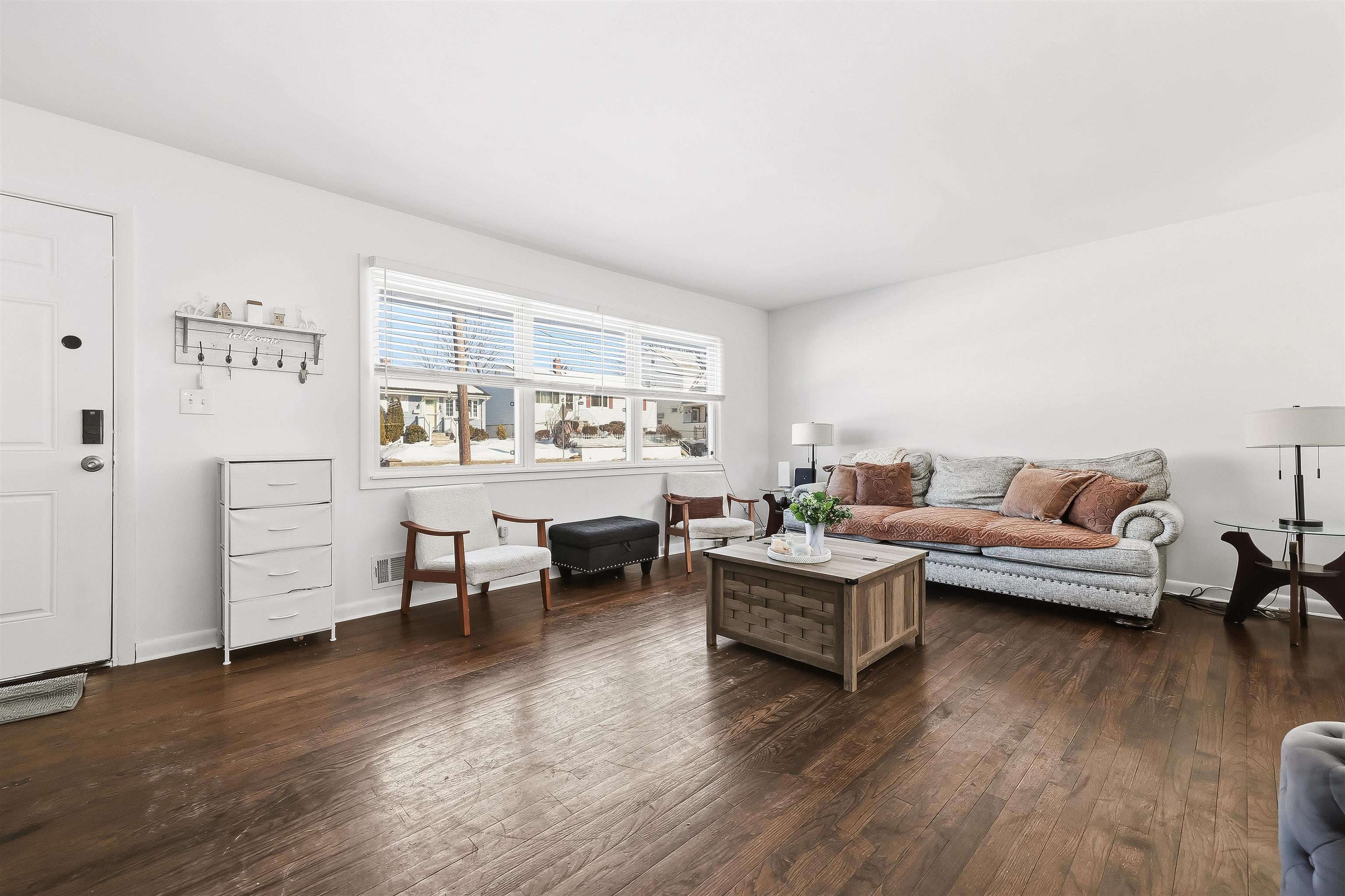 196 MERRITT AVE - Photo 3