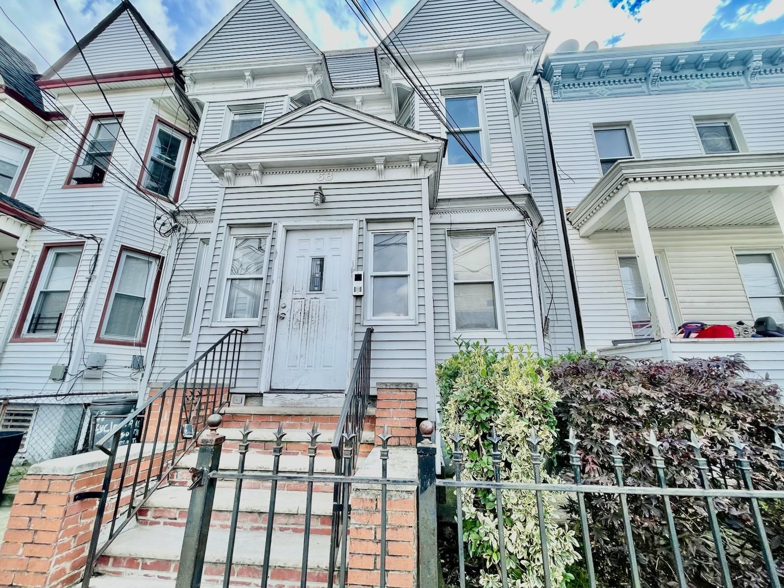 68 ROSE AVE - Photo 1