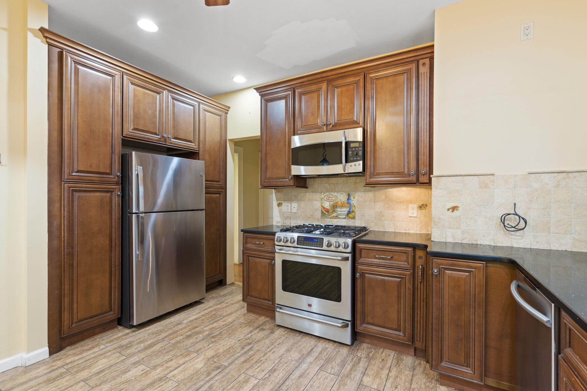 206 HIGHLAND AVE - Photo 2